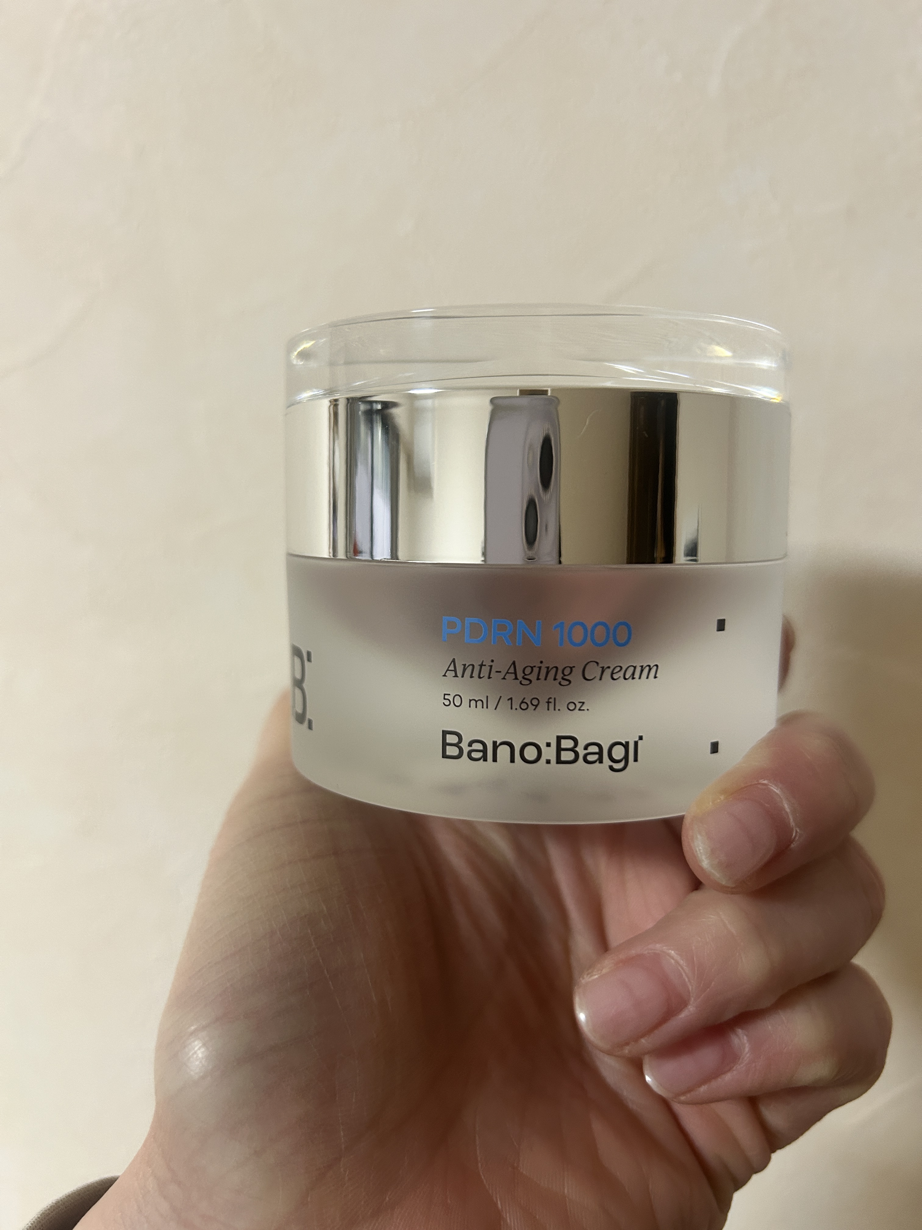 BANOBAGI様からいただきました。

こっくりとしたクリームですが、指に取ると体温ですっとゆるみ、肌にのせた瞬間からなめらかに広がります。重たさはなく、押し込むようになじませると肌表面はベタつかず、内側がしっとり満たされる感覚があります