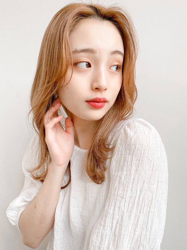 ホワイトコーデの女性