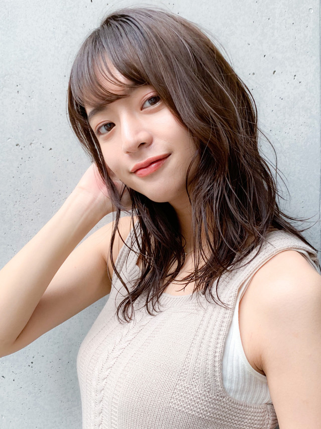 オレンジブラウンメイクの女性