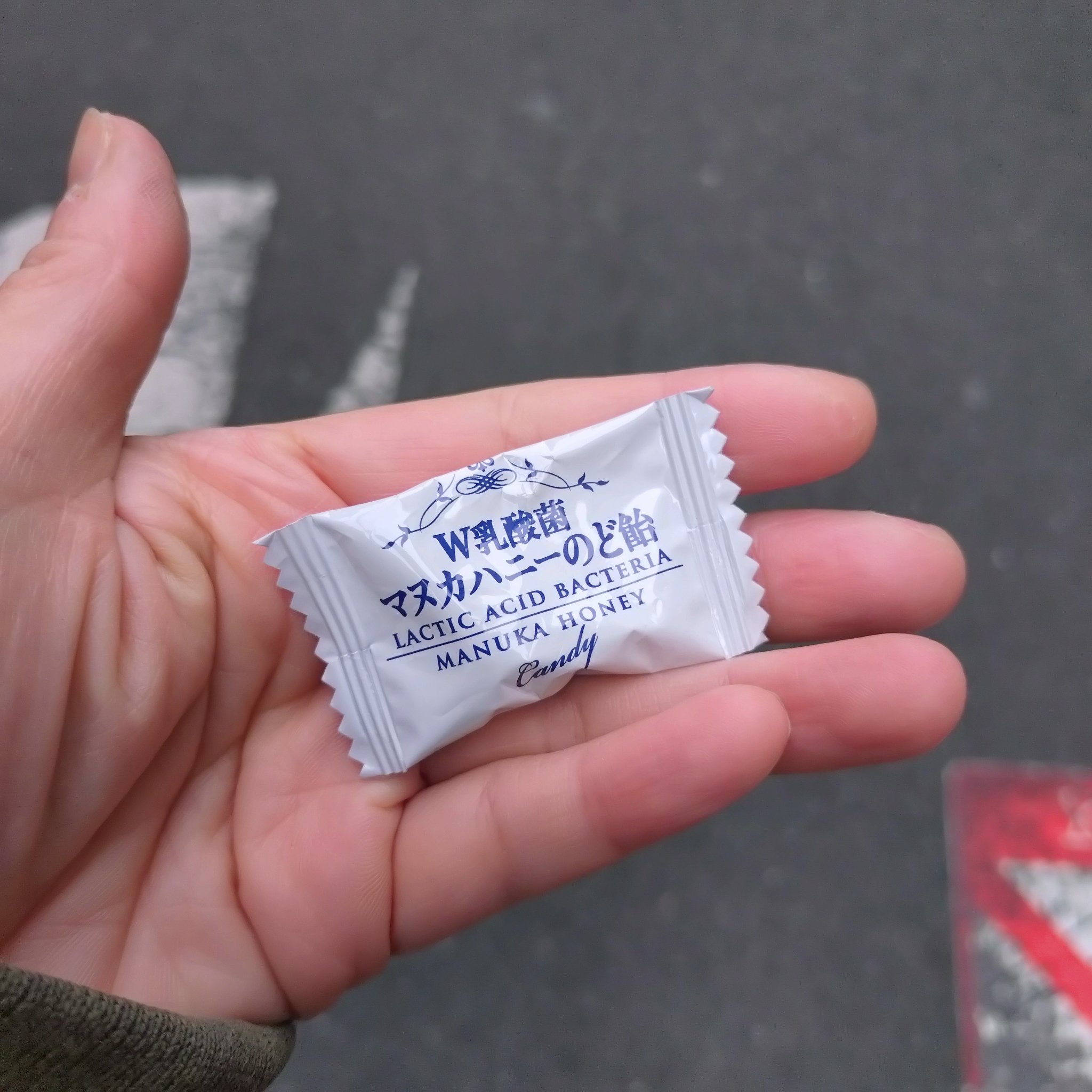 これミルク味でおいしい！
のど飴のハーブ感や漢方感なく、普通の飴としておいしいです！
乳酸菌もマヌカも入ってるなんてこれはだいぶ嬉しい！

