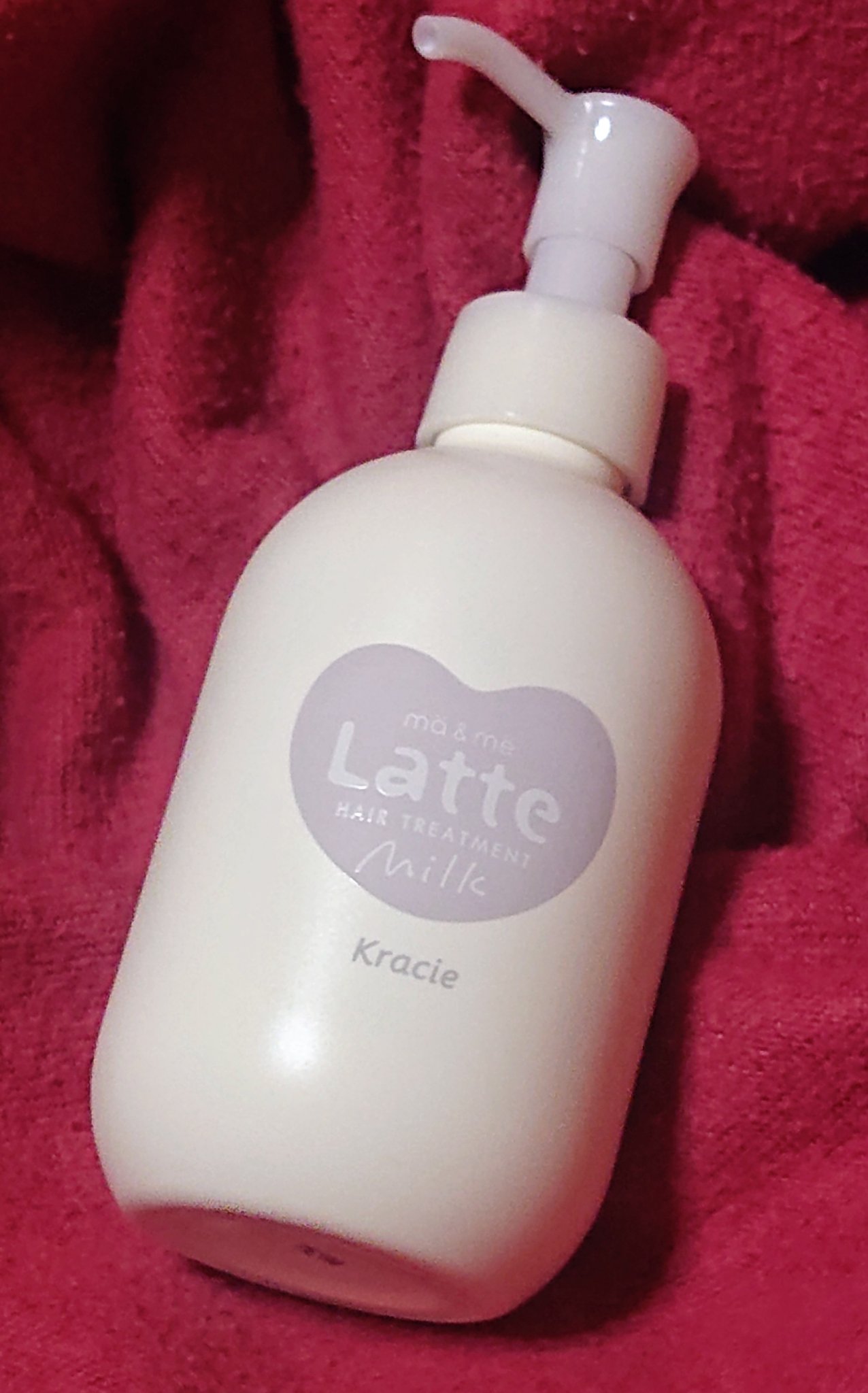 マー＆ミー　ラッテ、マー&ミー ダメージケア ミルキートリートメントです。
ドライヤーの前に使うとうるうるつやつやになって感動！！
ベタつきもないからすごくオススメですわよ♡ミルクプロテイン配合で、髪の毛労わってくれます🍼