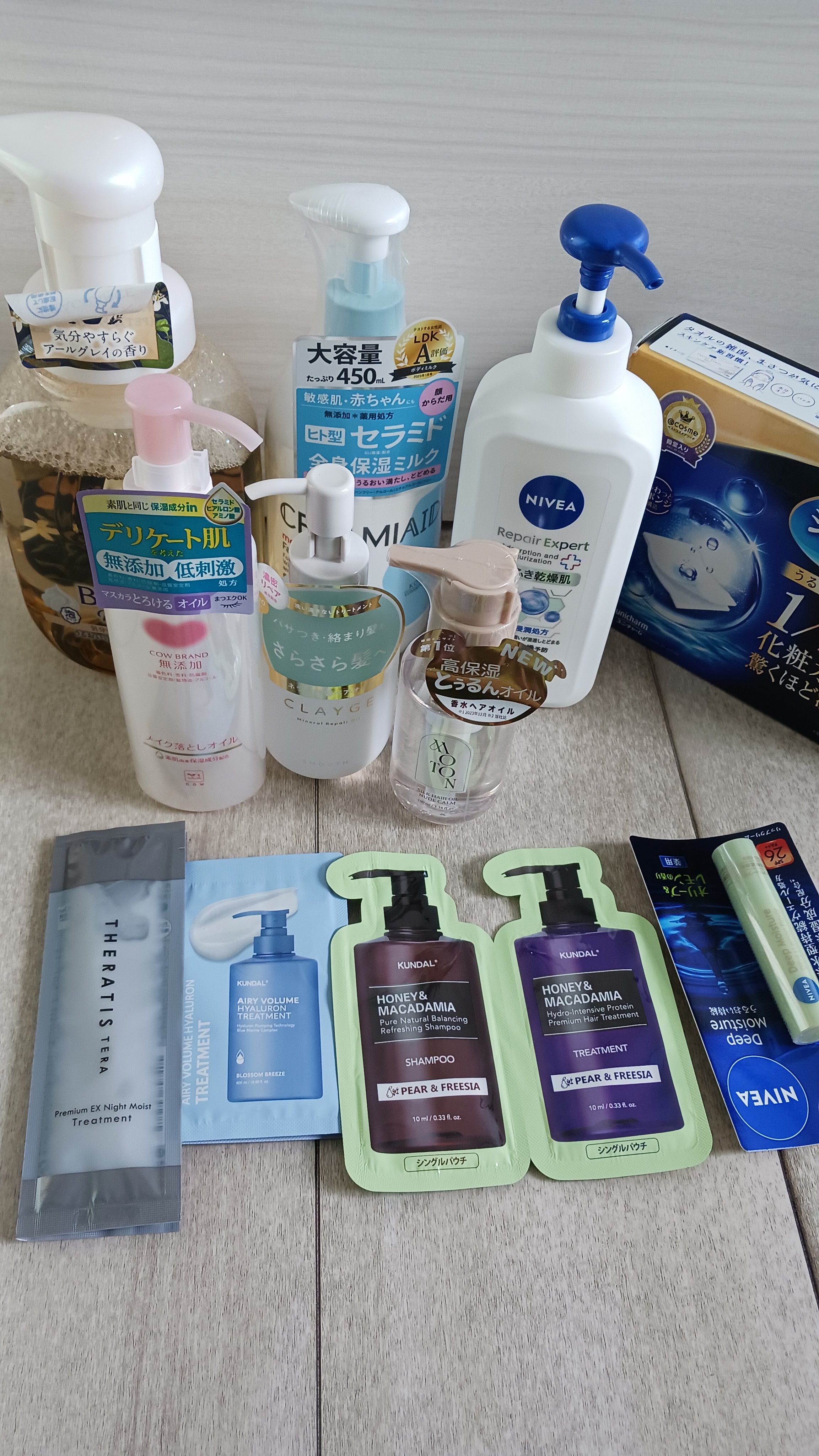 LIPS購入品

２５００円のクーポンが当たったので、ポイントもつかってお得に購入できました!

気になっていたものを殆ど買えたので満足!!


（右端のコットンパフはドラックストアで購入しました）


