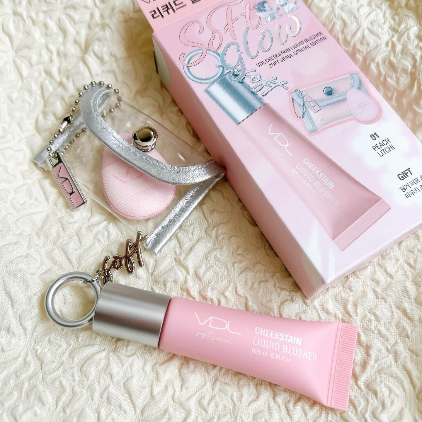 VDL 
チークステイン リキッドブラッシャー

VDLといえば"ぽよんチーク"として知られるパウダータイプのチークが有名ですが…リキッドタイプも話題になっているんです😉💕
小田切ヒロさんもおすすめされているんだそう🥀

リキッドタイ