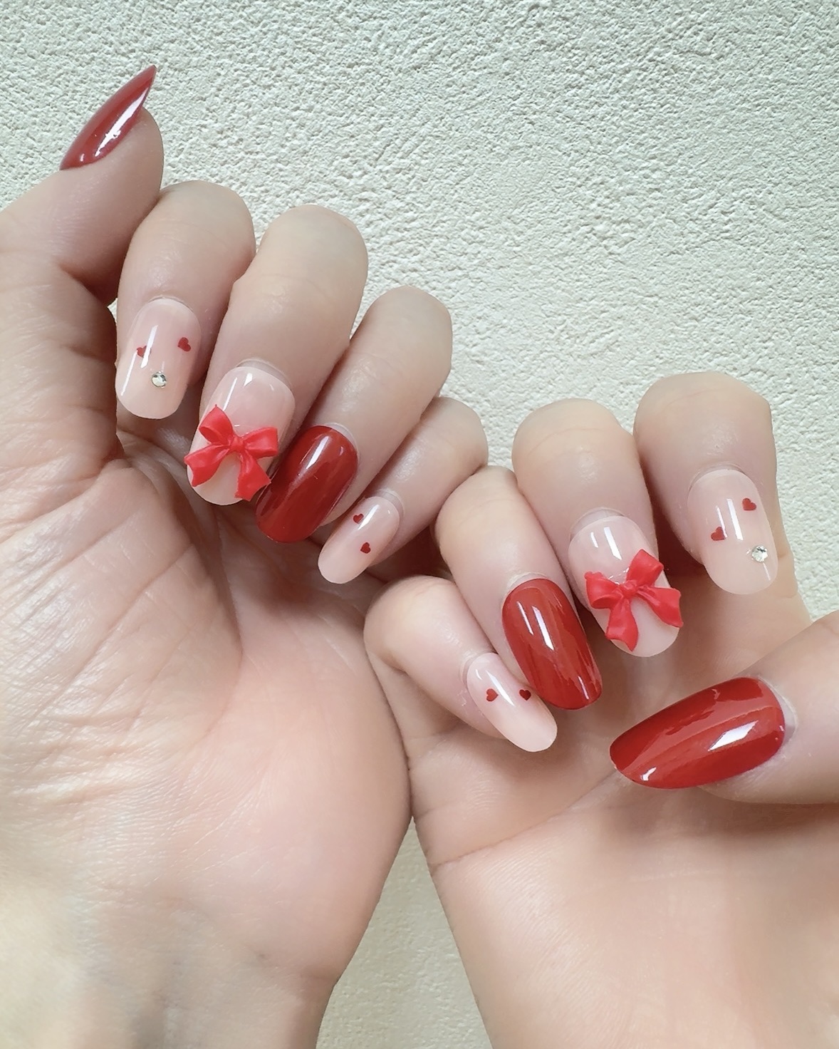 このネイルチップもSHEINで買ったものなんだけど、くっついてて自分で切るものだったからちょっとびっくりした！(－－;)
切るのめんどくさいかなぁと思ったんだけど、手でパキッと取れたからめんどくさくはなかったよ！
安っぽさはある感じだけど、