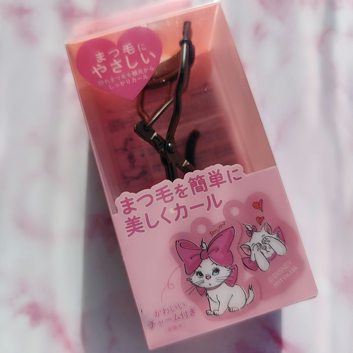 SHOBIDOアイラッシュカーラー
マリーちゃんが可愛すぎて。
普段は無印のビューラーを長年使っていますが、これも使いやすかったです。
チャームがついて、使うたびに嬉しくなるアイテムです。
プレゼントで