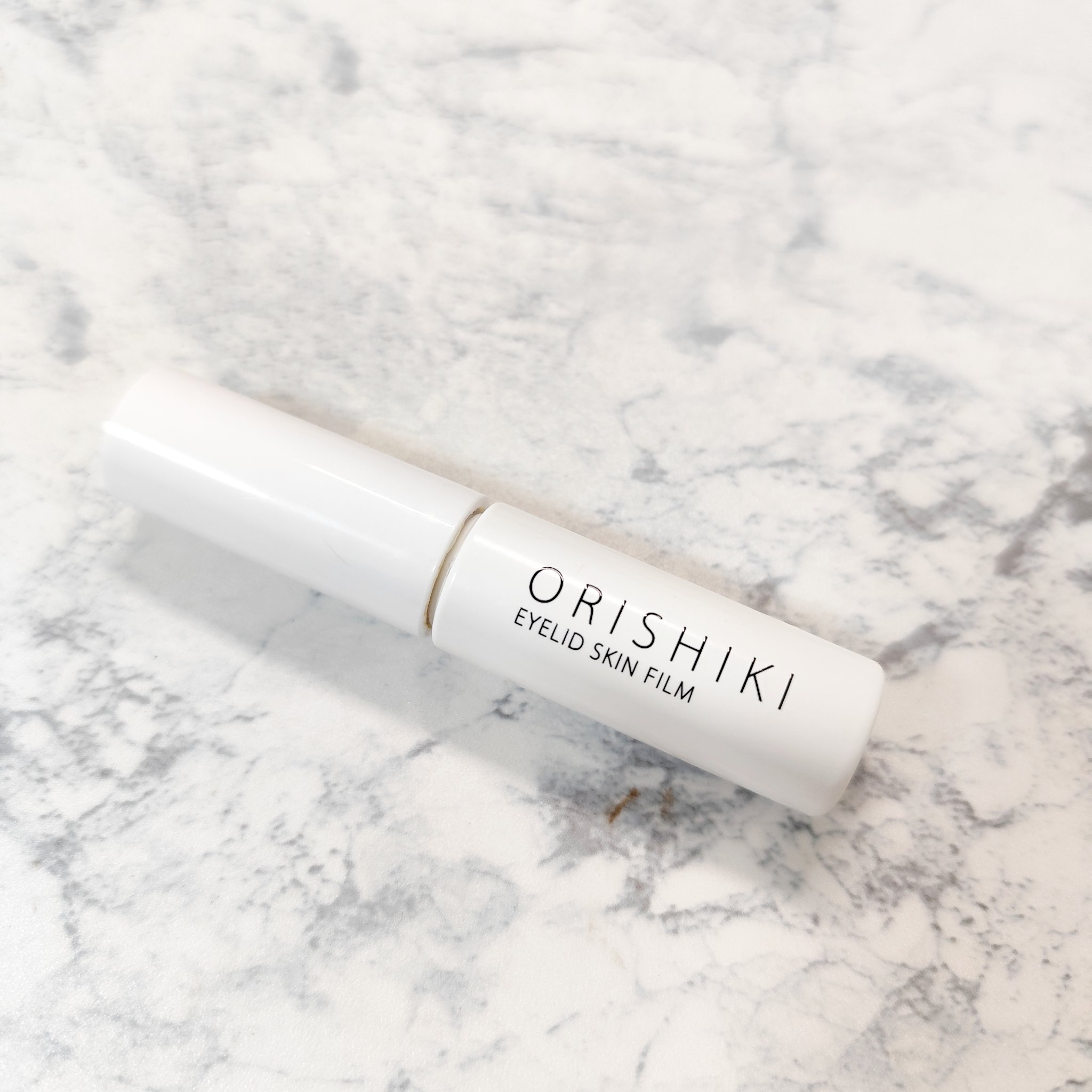 〖D-UP オリシキ アイリッドスキンフィルム〗

使い切りです。
とってもベーシックで使いやすい皮膜式の二重アイテム👀

筆は太すぎず細すぎずちょうど良いくらいꉂ🤗
乾くのも早め⭕️

重ねてもガチガチに固まるわけじゃないから
違和感