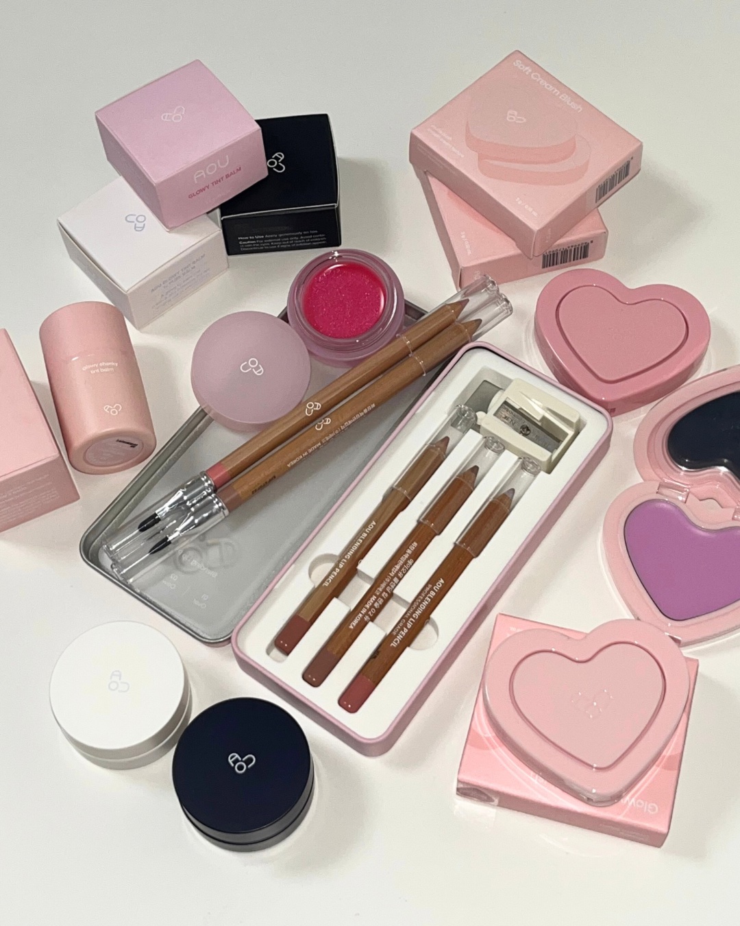 クリスマスイベントに当選🎅🏻🎄.*
韓国アイドルのメイクにも沢山使われている､ AOUの可愛すぎるアイテム達をいただきました🎀

#グローイティントバーム
　11 star balm
　12 pure balm
　13 prune 