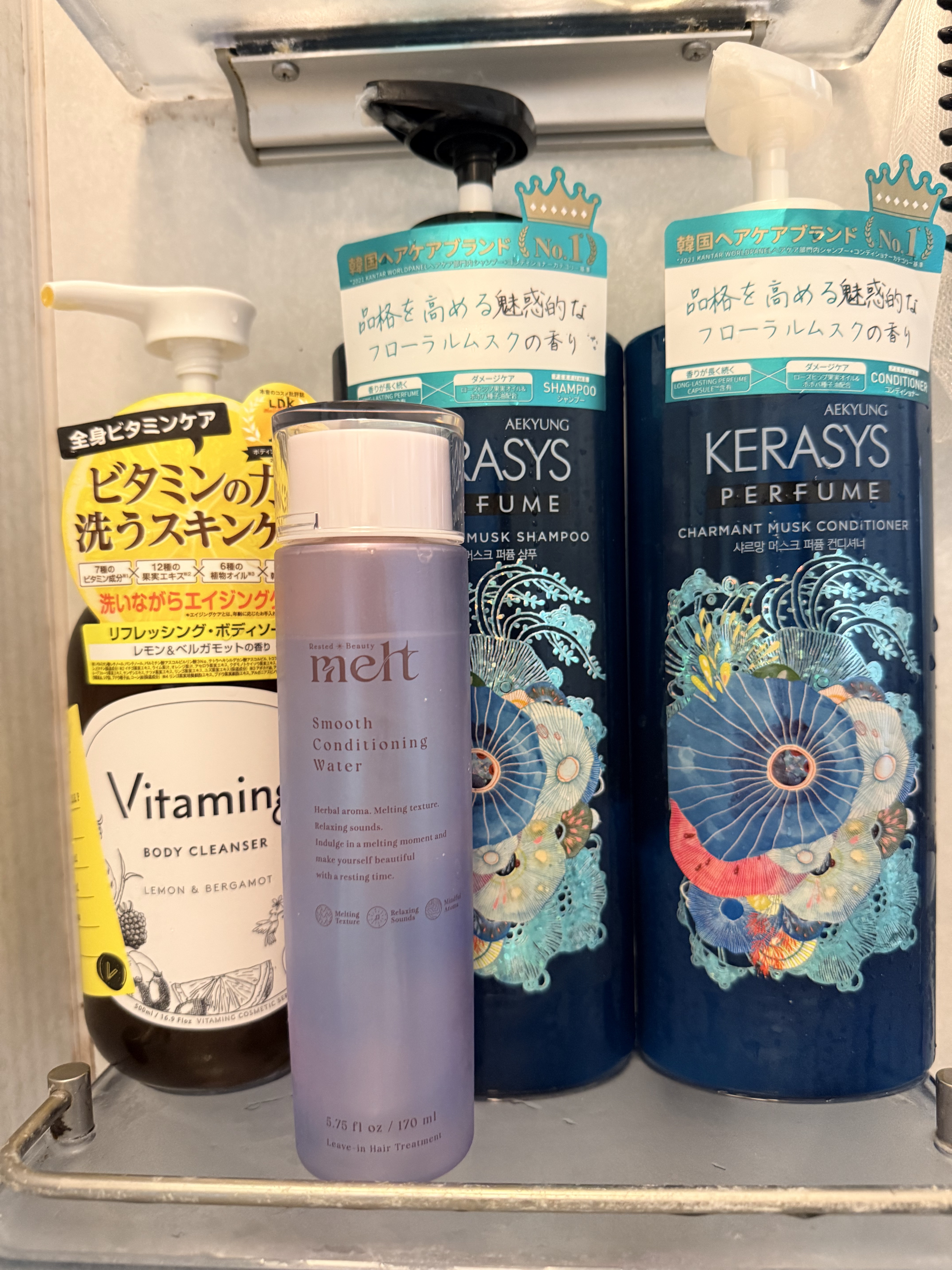 たまにはバスタイムのおともを紹介しちゃう

👶🏻シャントリ
KERASYS
パフューム シャルマンムスク シャンプー&コンディショナー

以前KERASYSさまのプレゼントキャンペーンで当選して、いい匂いに包まれながらのヘアケアをたのし