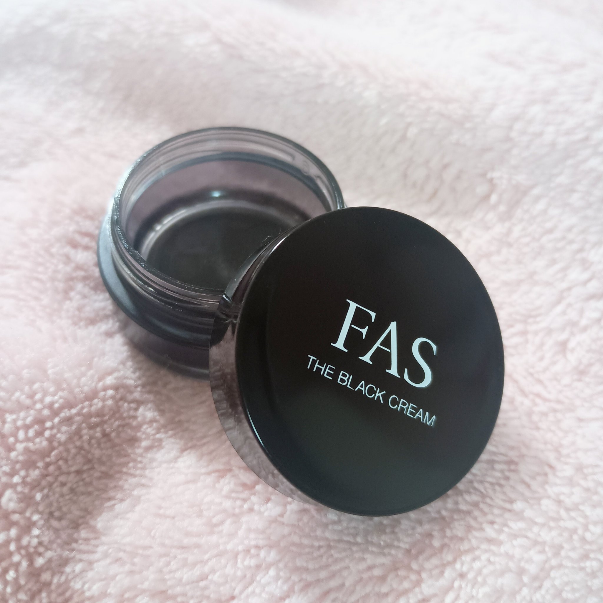 ◆FAS
ザ ブラック クリーム

デイクリームを購入した時に
いただいたミニサイズ5gを
使い切りました

こっくりしているようで、
顔にするりとのばせる
絶妙なテクスチャー✨️

清々しくて心落ち着く
ハーブの香りに癒やされるのと、
み