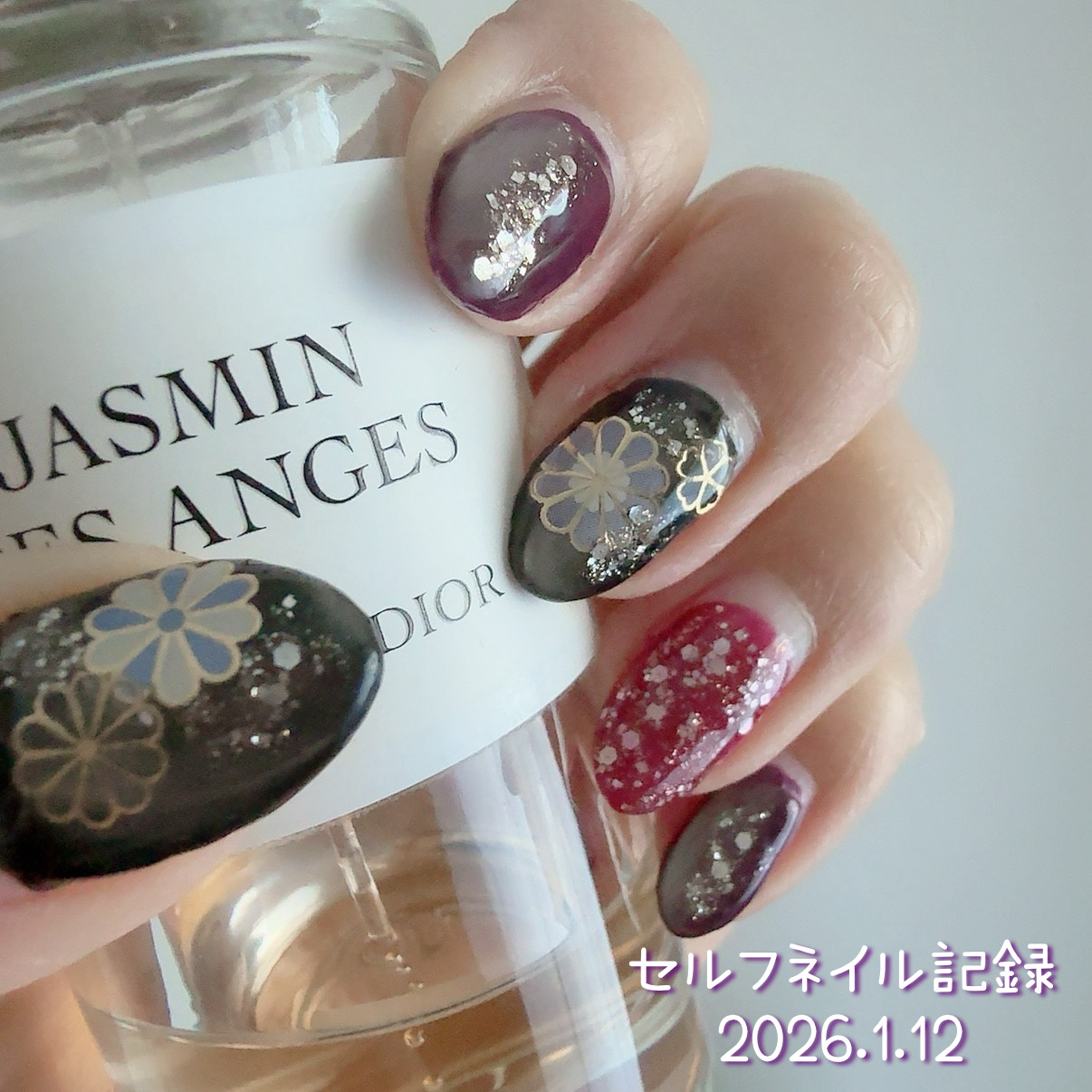 今年初めの投稿はネイル記録😂

お正月っぽさが思いつかなかったので
着物のイメージで和風にしてみました。

ラメ以外は全部セリア！
和花柄のシールは単品で見るとイマイチだったけど実際貼ってみたらいい感じになった✨
と自負しています、、笑
