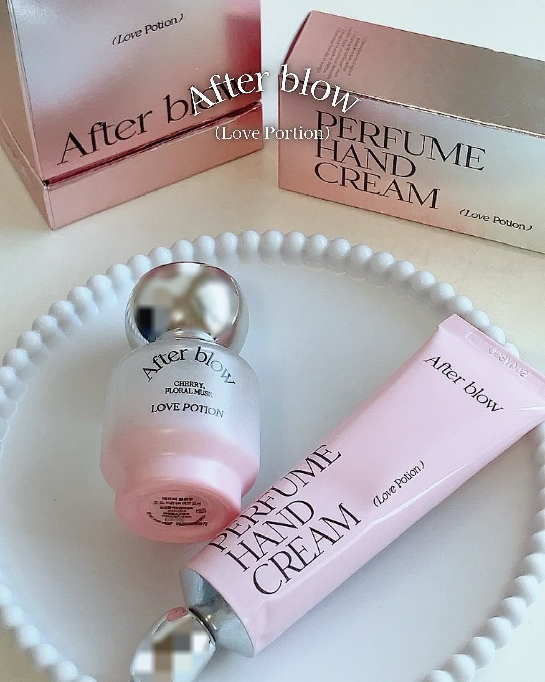 ‎⊹ ࣪𐙚 アフターブロウ(After blow)
‎ラブポーションセット (Love Potion)
‎- オードパフューム
‎- パフュームハンドクリーム

‎"甘いペア果汁とムスクが醸し出す
 魅惑的なフルーティーの香り"
cher