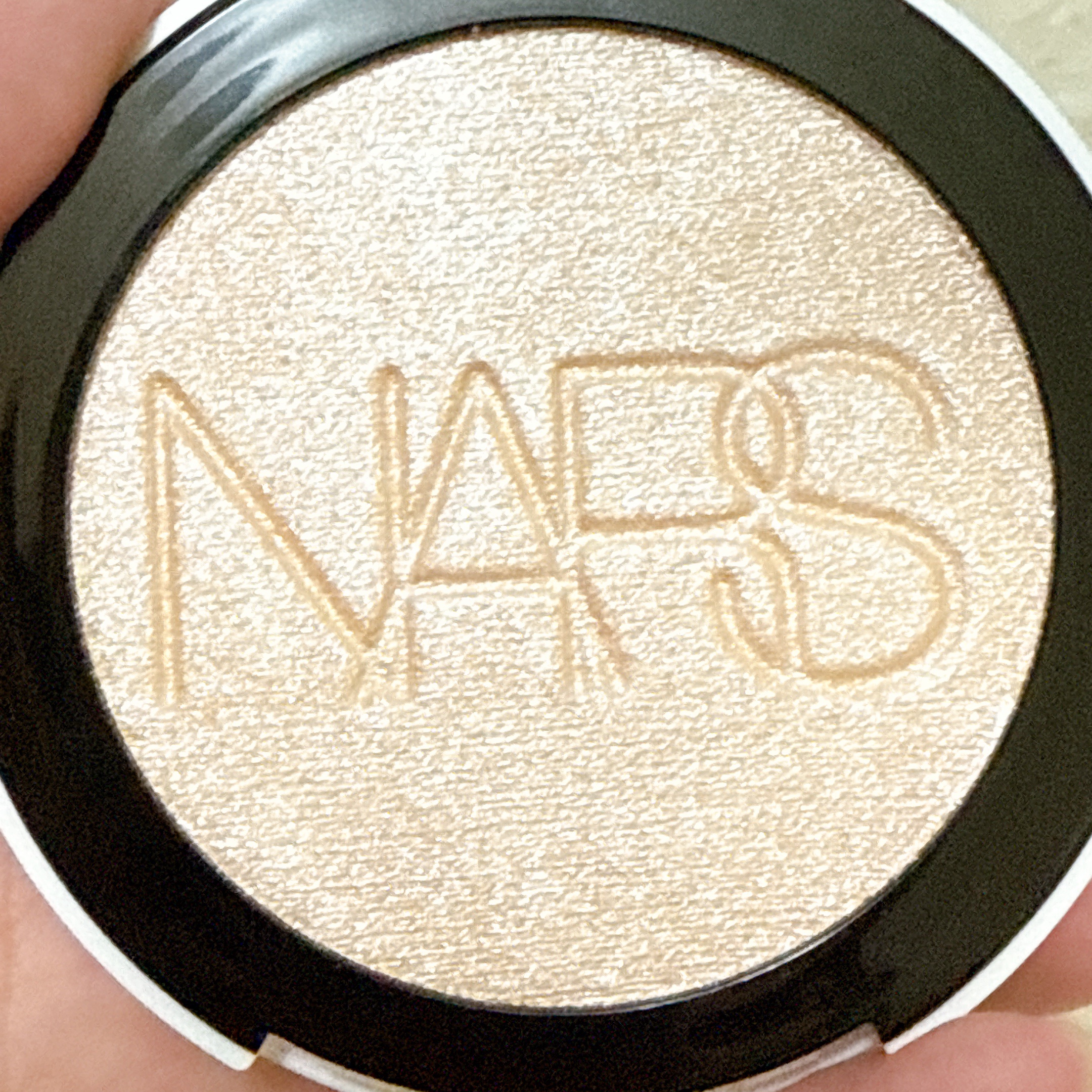 NARS ライトリフレクティング ルミナイジングパウダー/NARS/パウダーハイライトを使ったクチコミ（2枚目）