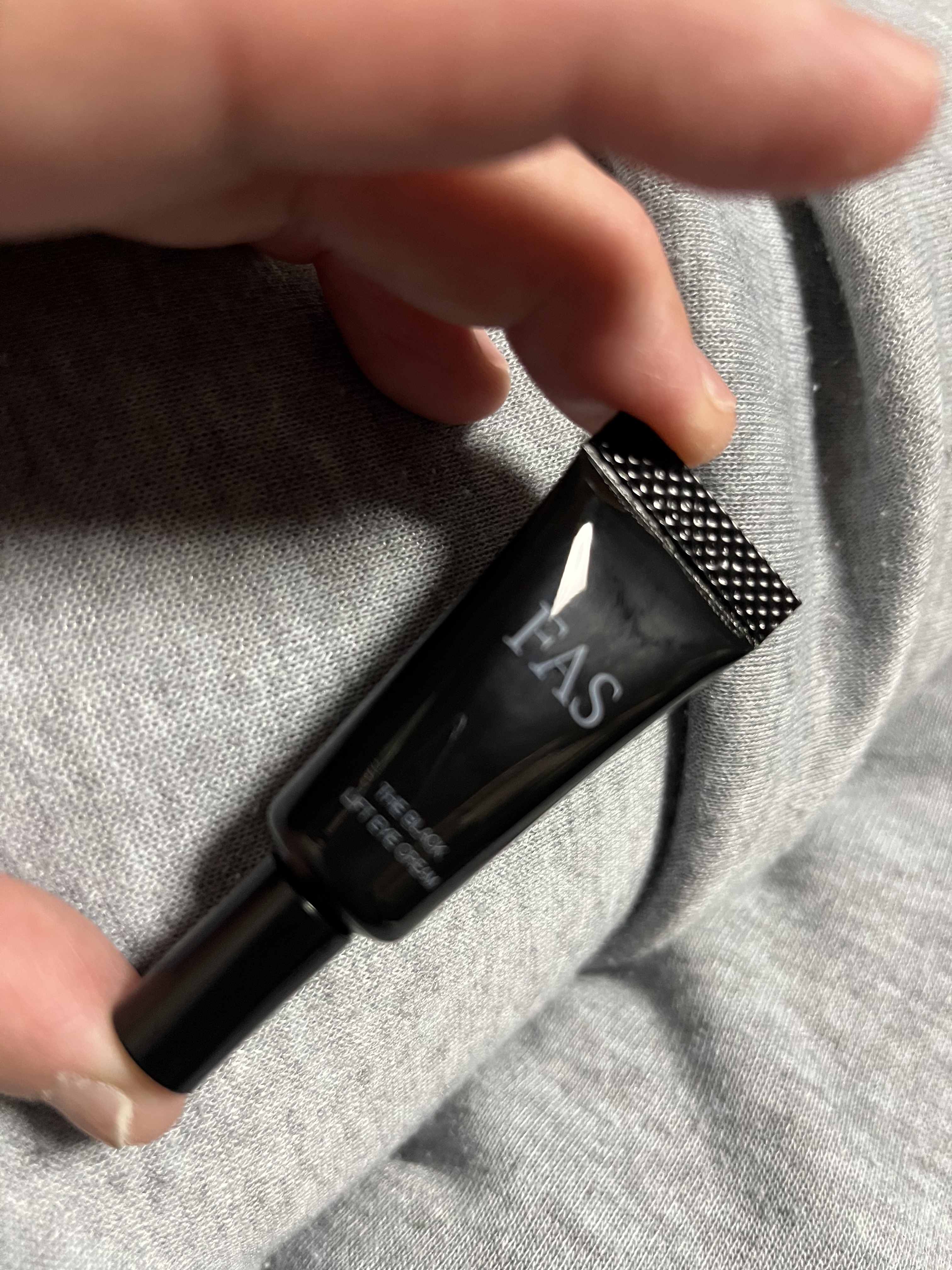 数ヶ月前の本のおまけです(*´︶`*)ﾉ

お友達がくれたので💦どんな本だったか忘れました。
貰った事を忘れていましたが
出てきたので使ってみました！

柔らかなクリーム状で滑らかに
目の周りに馴染みました👀！

自分的にその後ぱっちり