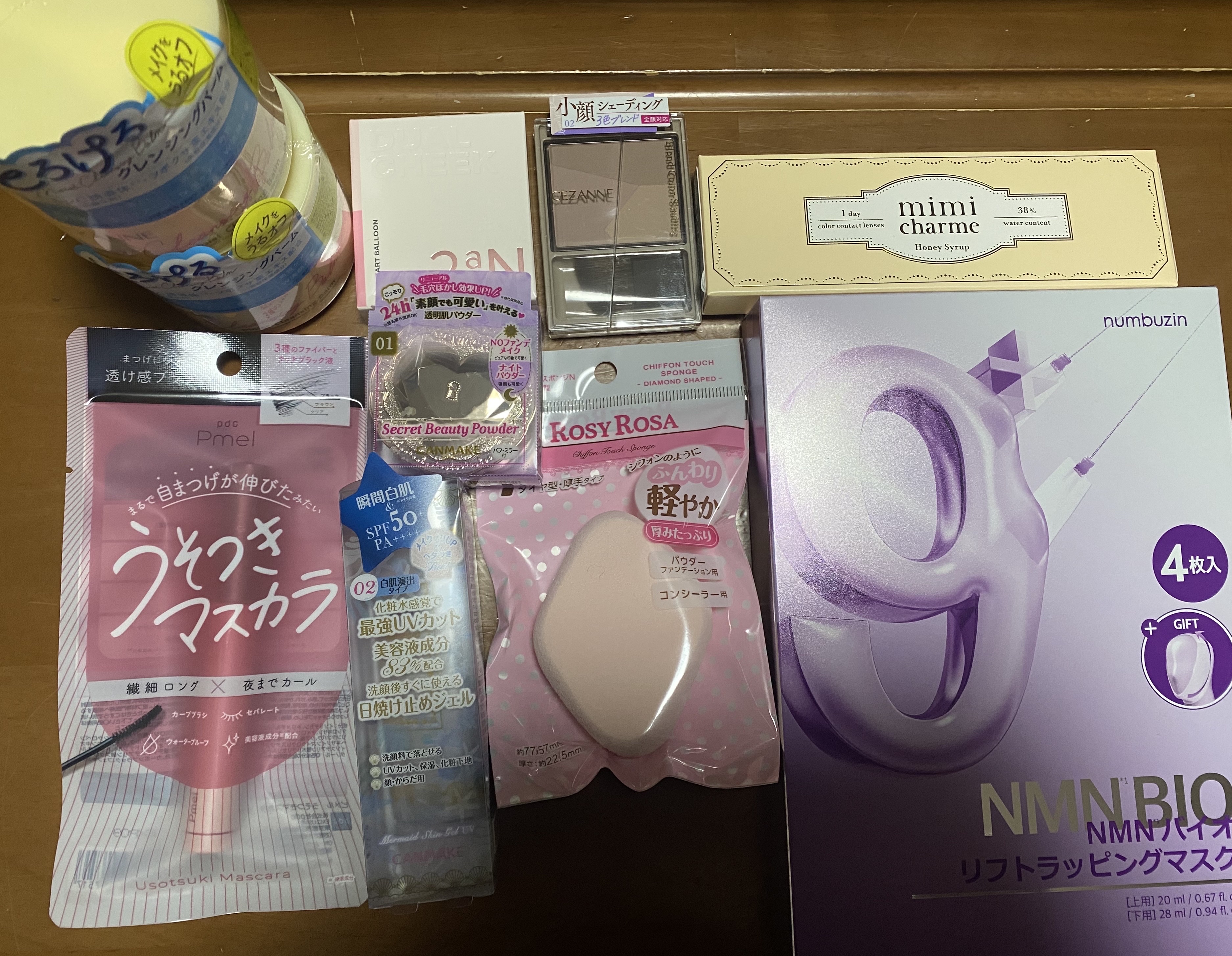 ロージーローザ　シフォンタッチスポンジN ダイヤ型　¥418
numbuzin　9番 NMNバイオリフトラッピングマスク
ピメル うそつきマスカラ　透け感ブラック　¥1,100
キャンメイク　マーメイドスキンジェルUV
　02ホワイト　¥7