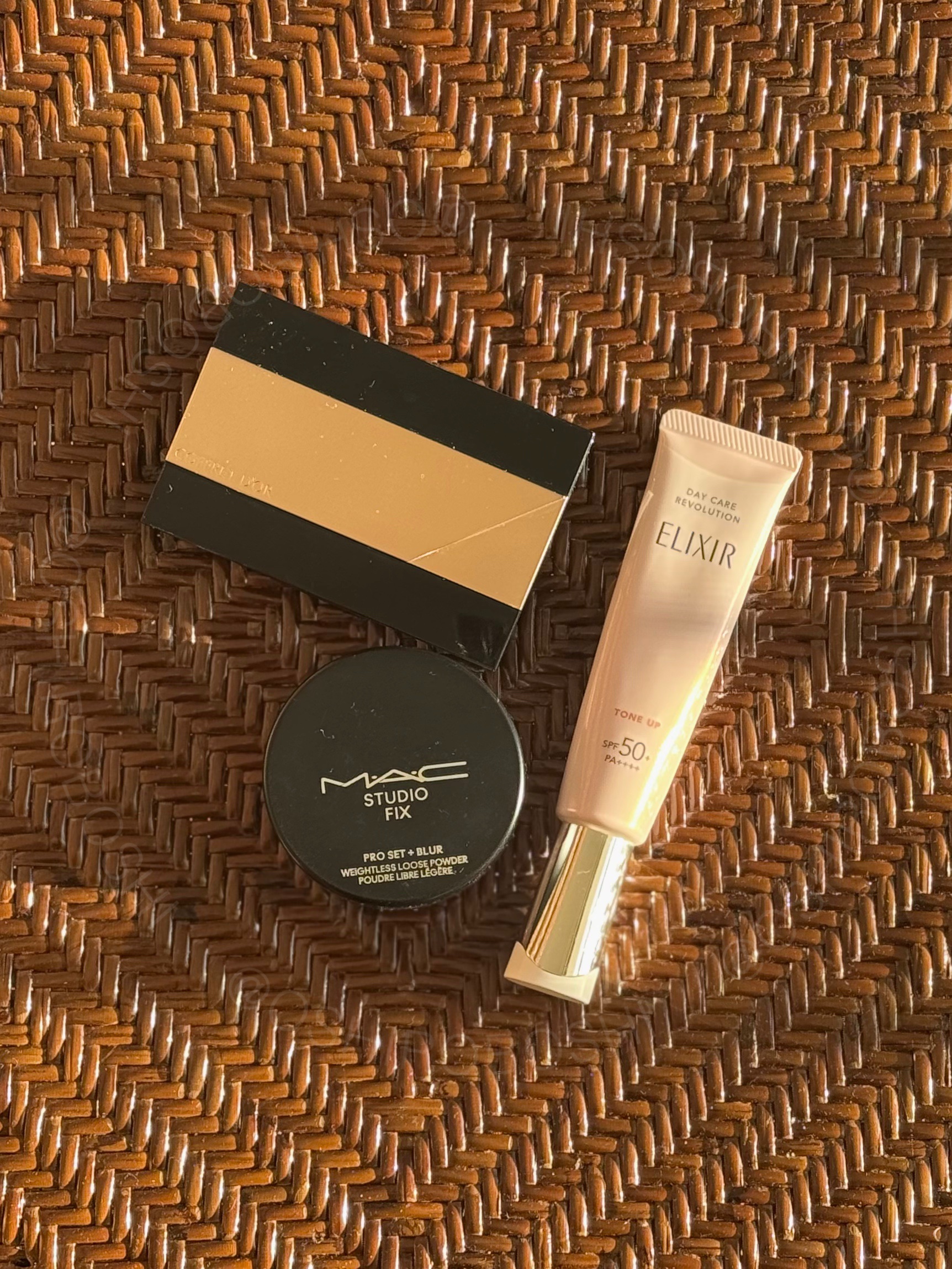 休日のシンプルベースメイク

塗りすぎないけど、雑にも見えない。休日にちょうどいいラフときちんとの間のベースメイク。

エリクシール デーケアレボリューション トーンアップ
人気のトーンアップUV乳液を、下地代わりにまず全顔へ。色むらを均一