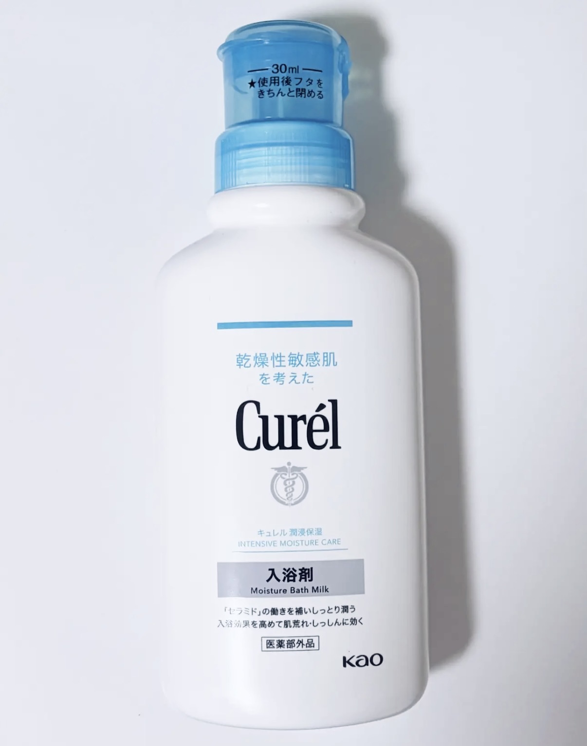  キュレル
入浴剤
¥1,210〜　本体 420ml



○使い方
・容器を押して、キャップの中のメモリまで量を量るタイプ。一体型なので失くす心配ないし、計量がしやすい。


○使用感
・お湯に入れると 乳白色の濁り湯になる。
・保湿力も