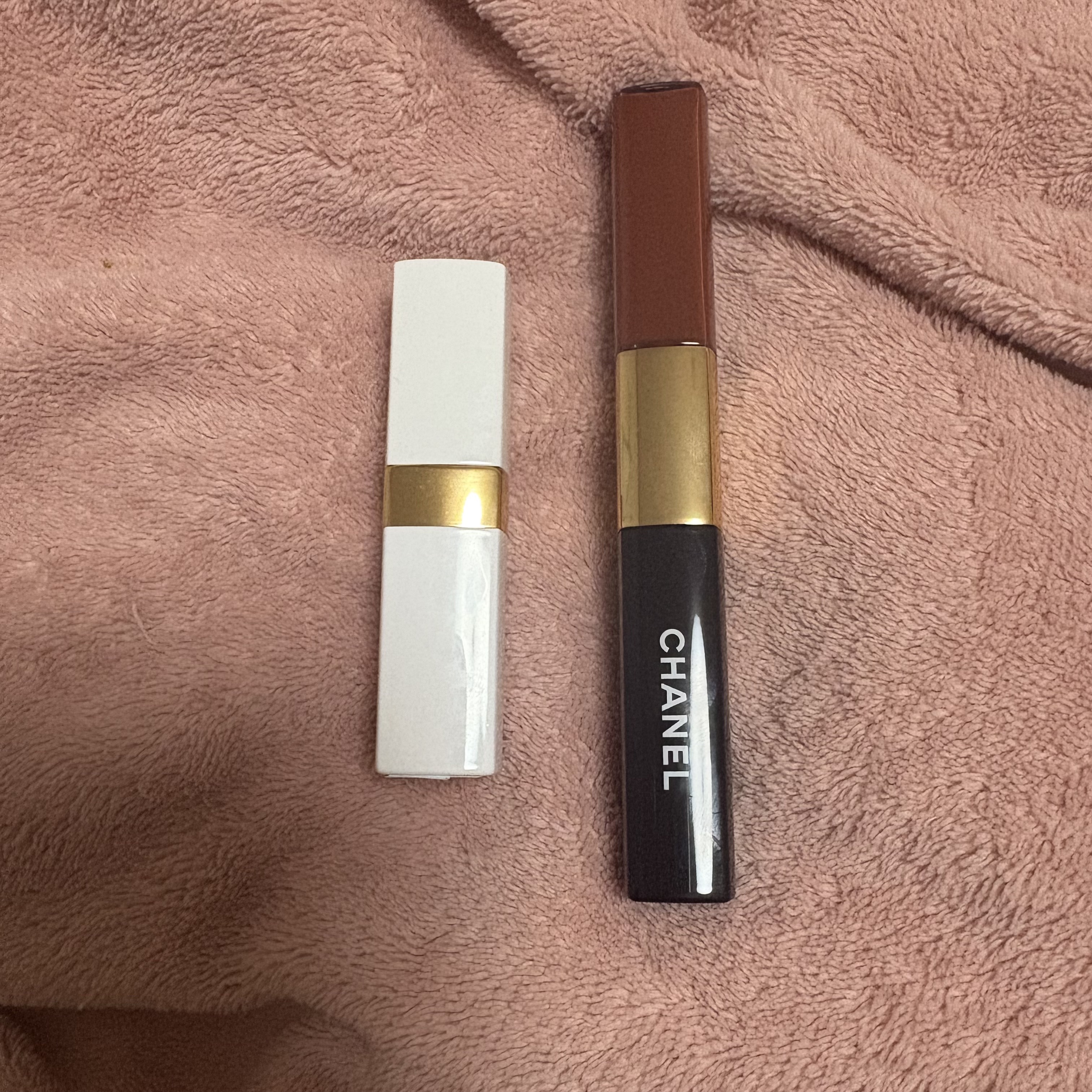 

｡* ❤︎… 愛用品紹介 …❤︎*。
こんにちは！今回はお年玉やボーナスでも買った方いますかね……？シャネルの手持ちのリップ2つをレビューさせて頂きます💁‍♀️
・
①CHANEL ルージュ ココ ボーム ￥4,950
こちらは色つき