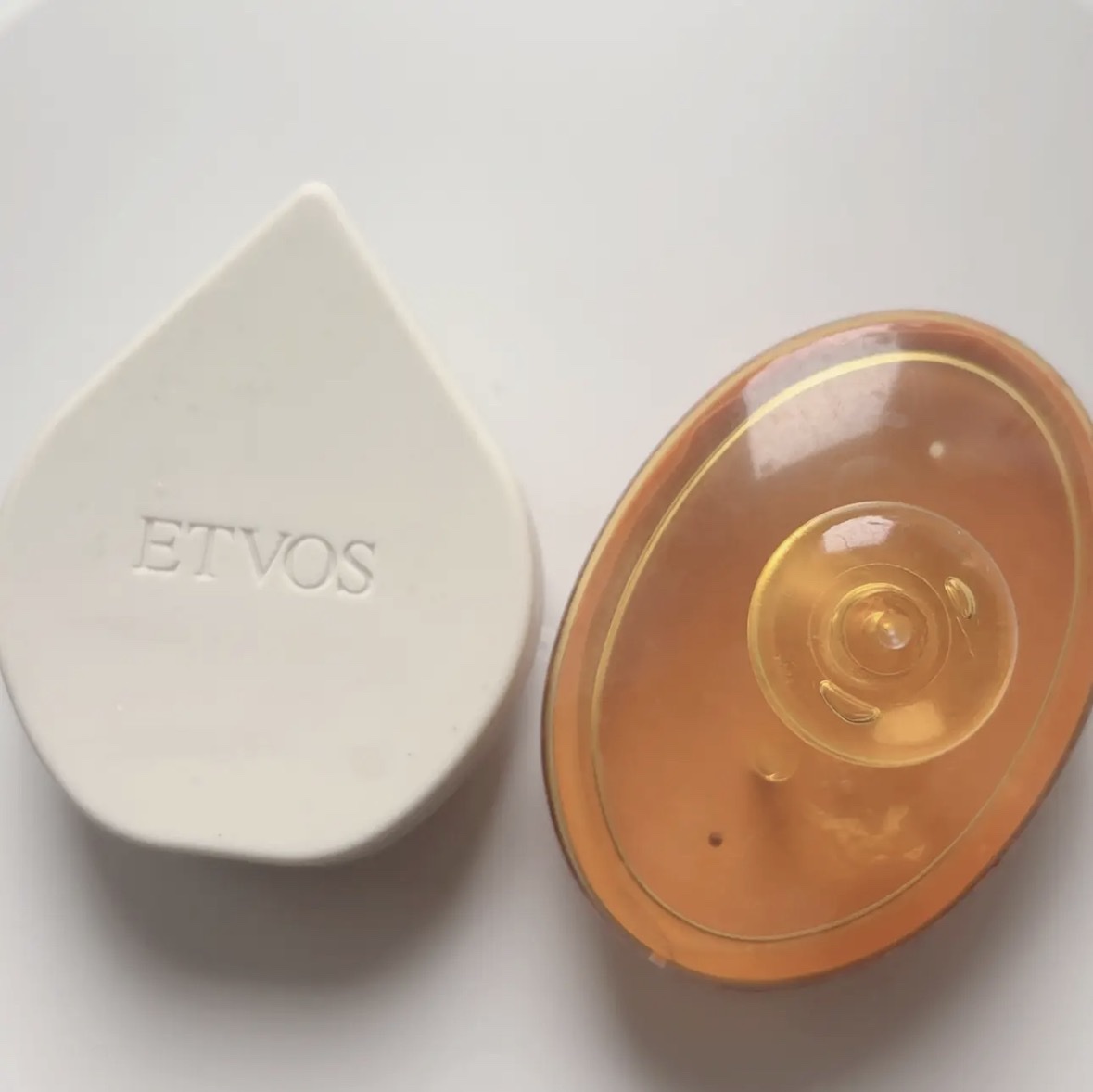 シャンプーブラシ
シャンプーの時にブラシを使ってます。あと、トリートメントをするときもブラシでしっかり馴染ませると、ツヤツヤサラサラの髪の毛になってくれる気がしてオススメ◯

ETVOSのマッサージブラシ、ブラシタイプのシャンプーブラシ、ヘ