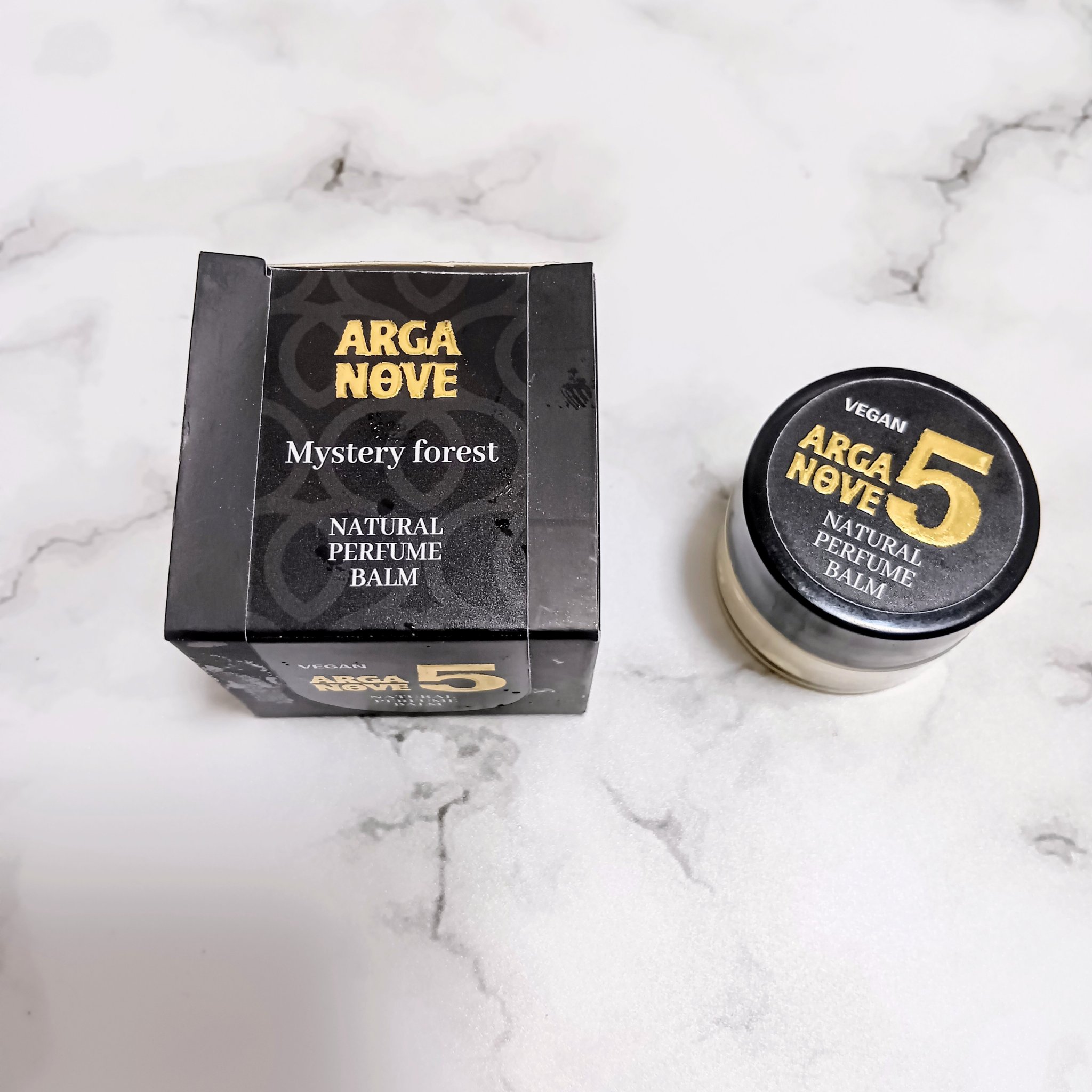 ポーランドのナチュラル系練り香水
ArganoveのMystery Forestをレビューするよ❤

【ブランドの特徴】
モロッコ産のアルガンオイルをベースにした
ポーランドのナチュラルコスメ

【香り】
トップノート: アンバーグリス、シ