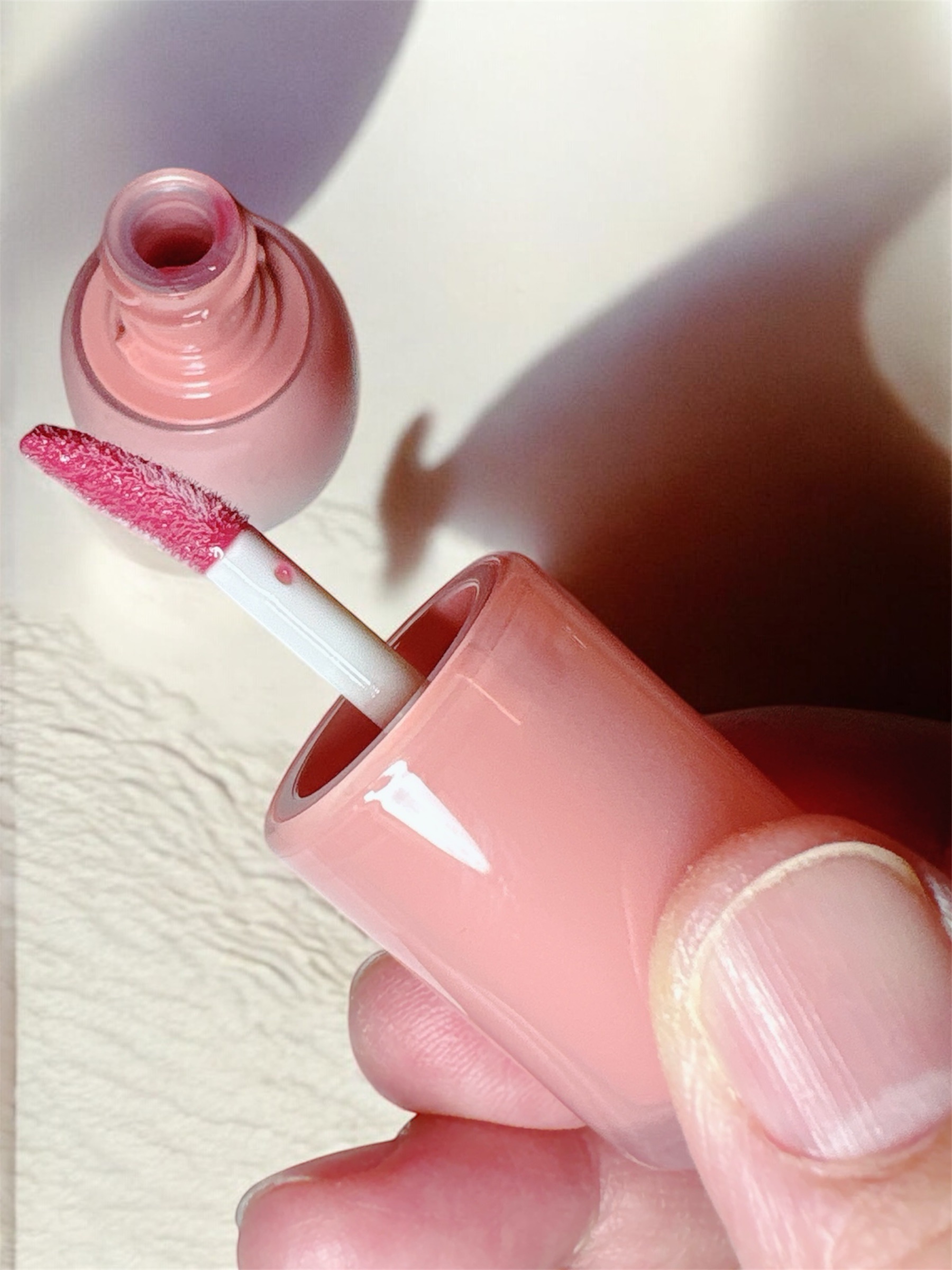 フィー 3Dボリューミンググロス B16 ローズヒップ 70％/fwee/リップグロスを使ったクチコミ（3枚目）