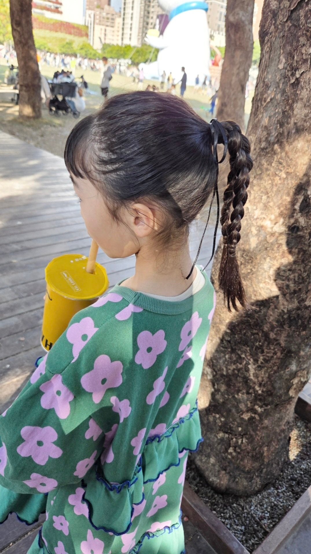 Yuki on LIPS 「娘のお気に入りのワンピースに合わせて後ろ姿も可愛く見えるよにポ..」(2枚目)