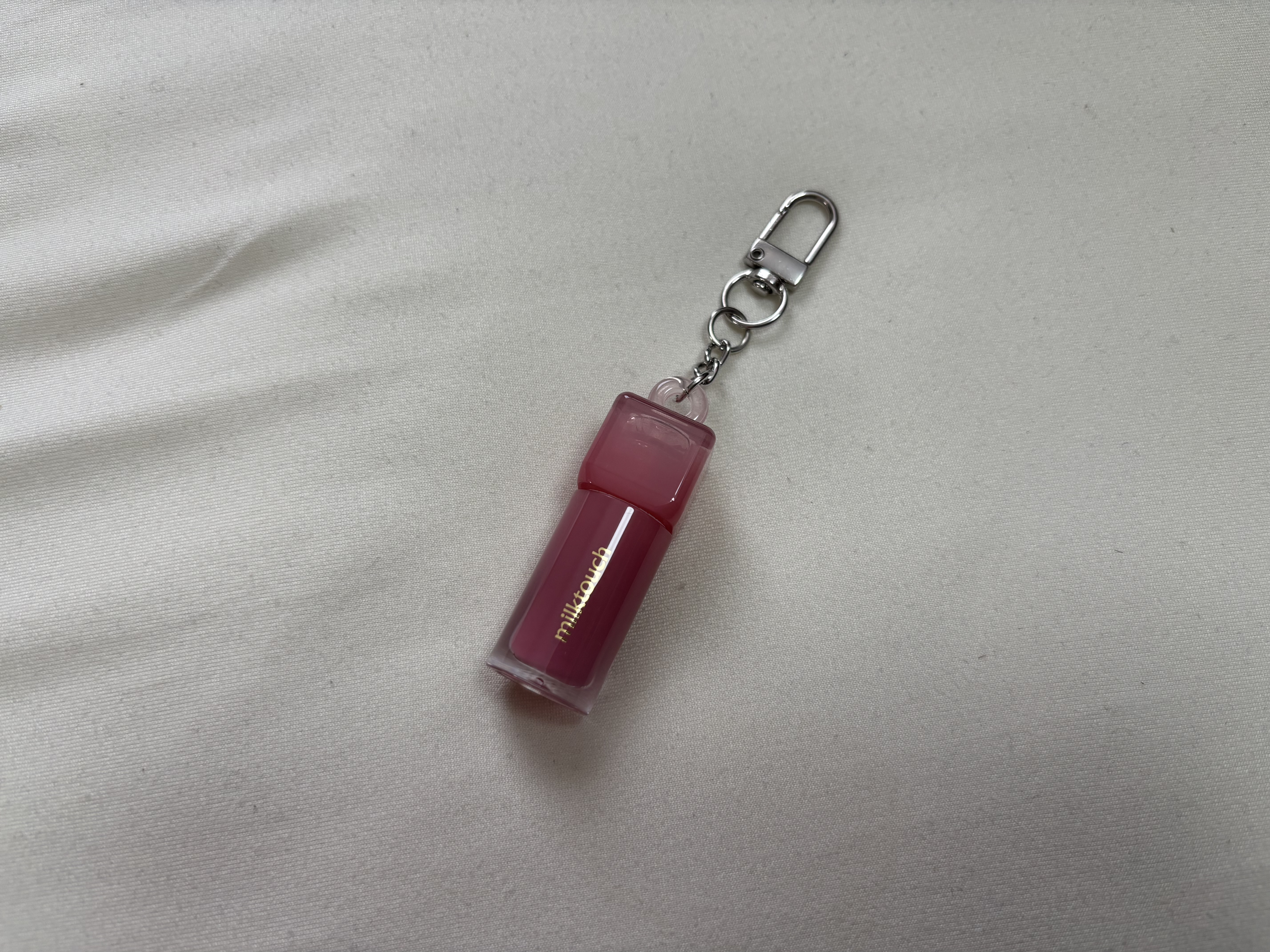 🌸Milk Touch　デューステインシアーリップグロス🌸
02　バブリーピンク
ミニサイズ(1.5ml)

❤️GOOD❤️
・保湿力◎
・うるうるの唇が作れる
・シアー発色でどの色でも肌馴染みよい
・色味が可愛すぎ〜
・キーリング付