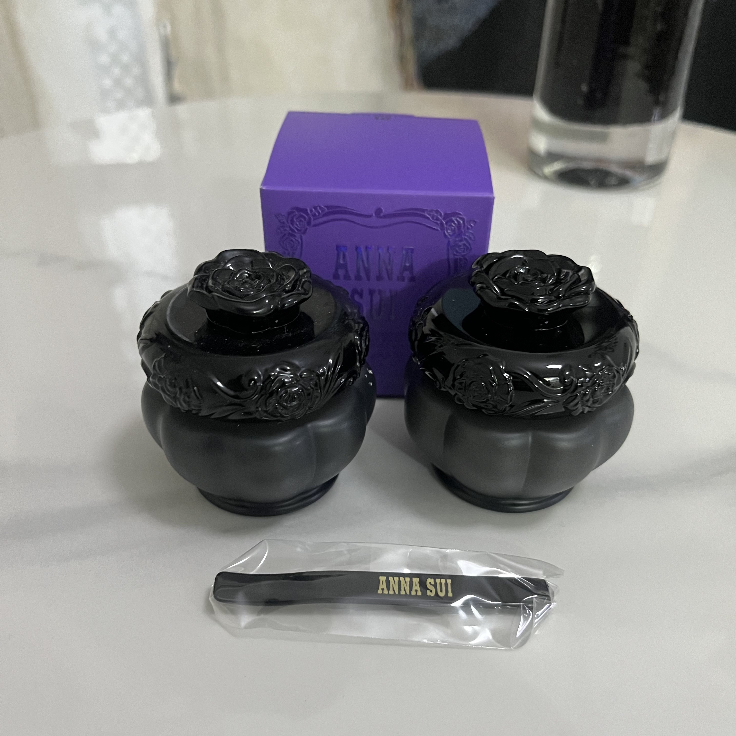 【リピコスメ】アナスイの下地💮

⚪️ANNA SUI
     ゲル ファンデーション メイクアップ ベース

この化粧下地、ほぼ毎日つかっていたのに使い切るのになんと一年と数ヶ月かかりました🫢

伸びが良くて少量で十分肌が綺麗に見え