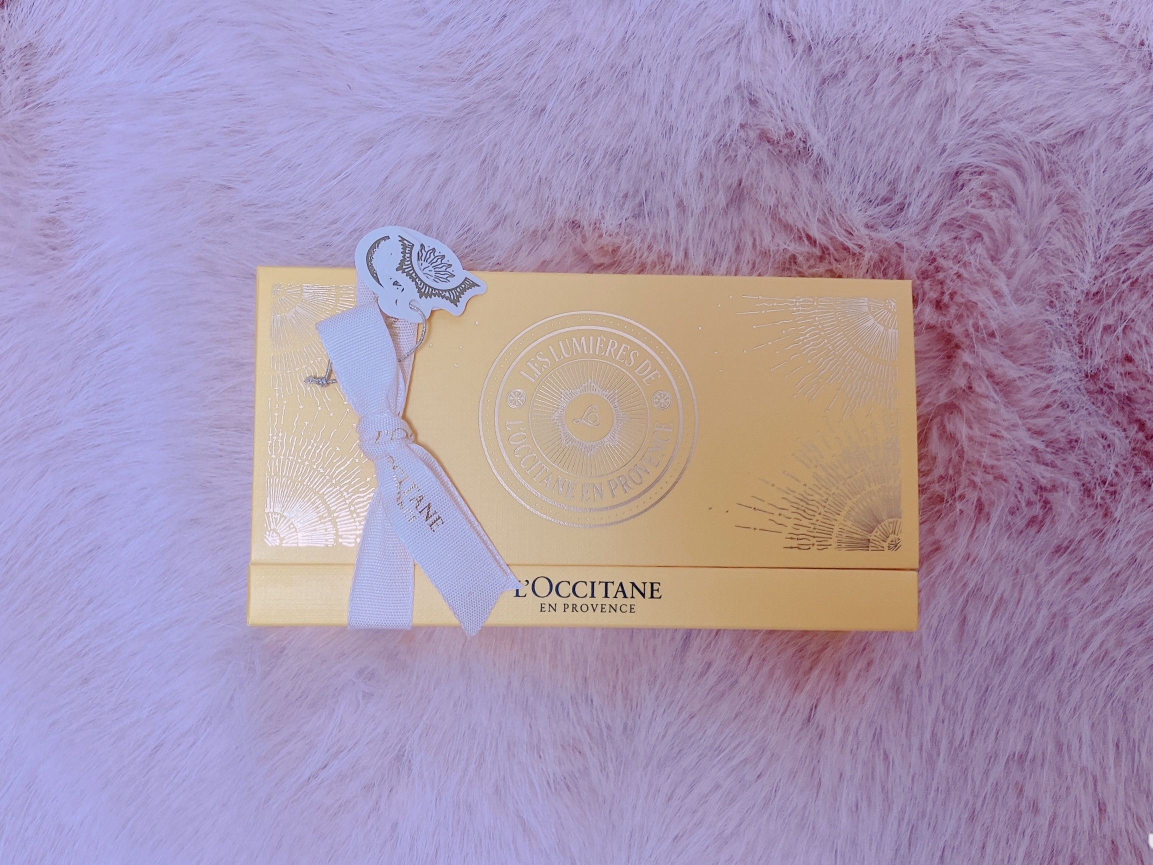 ＿＿＿♥

L'OCCITANE ハンドクリームGIFT FOR YOU

クリスマスプレゼントにもらったロクシタンのハンドクリームです❢

香りが4種類あり、プルミエール レイヨン パフュームド ハンドクリーム 10mL、ルミエール ディ