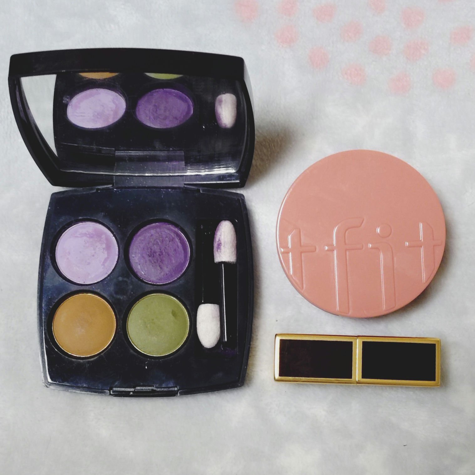 ■今日のメイク


CHANELのレ キャトル オンブル、
394ディヴィナションを使用。
左下をアイホール全体に、右下をグラデ状に重ねて右上を二重幅に。左上を下まぶたに塗ったら完成。
左下はあんまり好きな色じゃないんだけど、なんとなく使っ