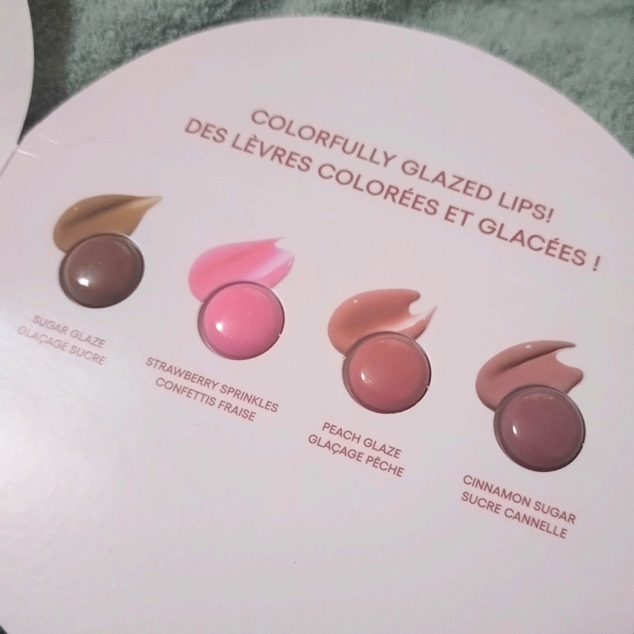 甘ーい香りがすごく良かった！
気持ちが上がります♪
テクスチャーはとろっと重めの感じでツヤもあっていいですね！
ただ発色感は弱いのでケア＋ほんのり色味って感じで素敵です。
ラネージュ可愛いなぁ！

