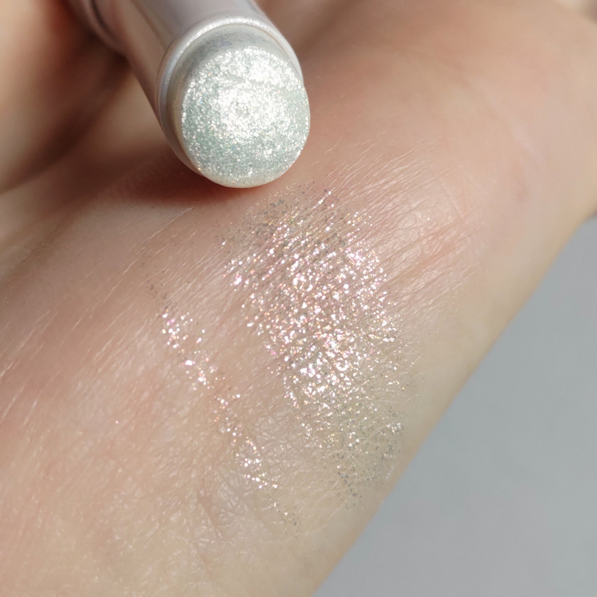 #PR 提供 Ui2.（ウイウイ） 様

Ui2.（ウイウイ） ハイドロゼリーグロウスティック
01 引力プリズム

なめらかな描き心地。ななめカットされているため角の部分で涙袋、下まぶた、目頭に！面の部分でアイホール、黒目の上など使い分け