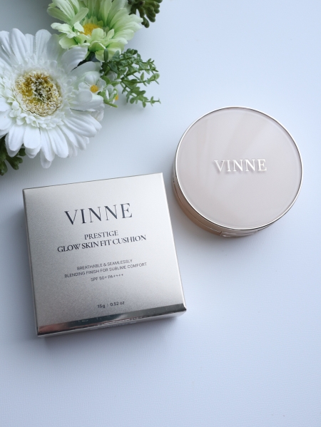 クッションが固めで、どばっと余分なファンデがパフにつきにくい。
みずみずしく肌に密着し、美容液をなじませているような感覚。

くすみや、色ムラを自然にカバーしながらファンデは色ムラにならず・・
薄付きにフィットし、上品なツヤ仕上がりです。
