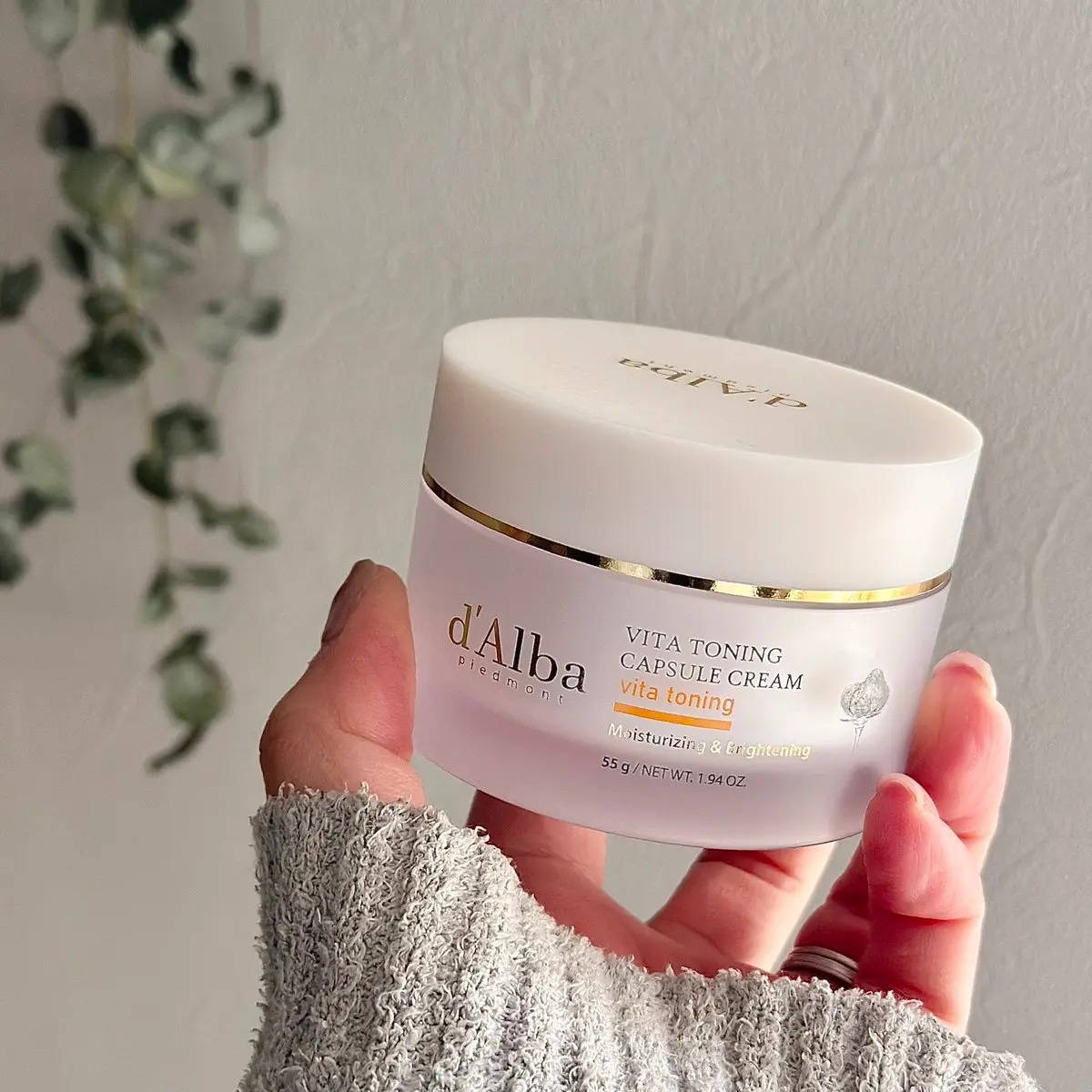 ビタミンのつぶつぶ入り💛✨
ダルバ ビタトーニングカプセルクリーム
しっとりテクスチャーなのに重くないつけ心地で冬の保湿ケアにぴったり☺️🫶
セラムトナーと合わせて使うのも◎

#PR #dAlba #ダルバ #ビタトーニング #ビタミ