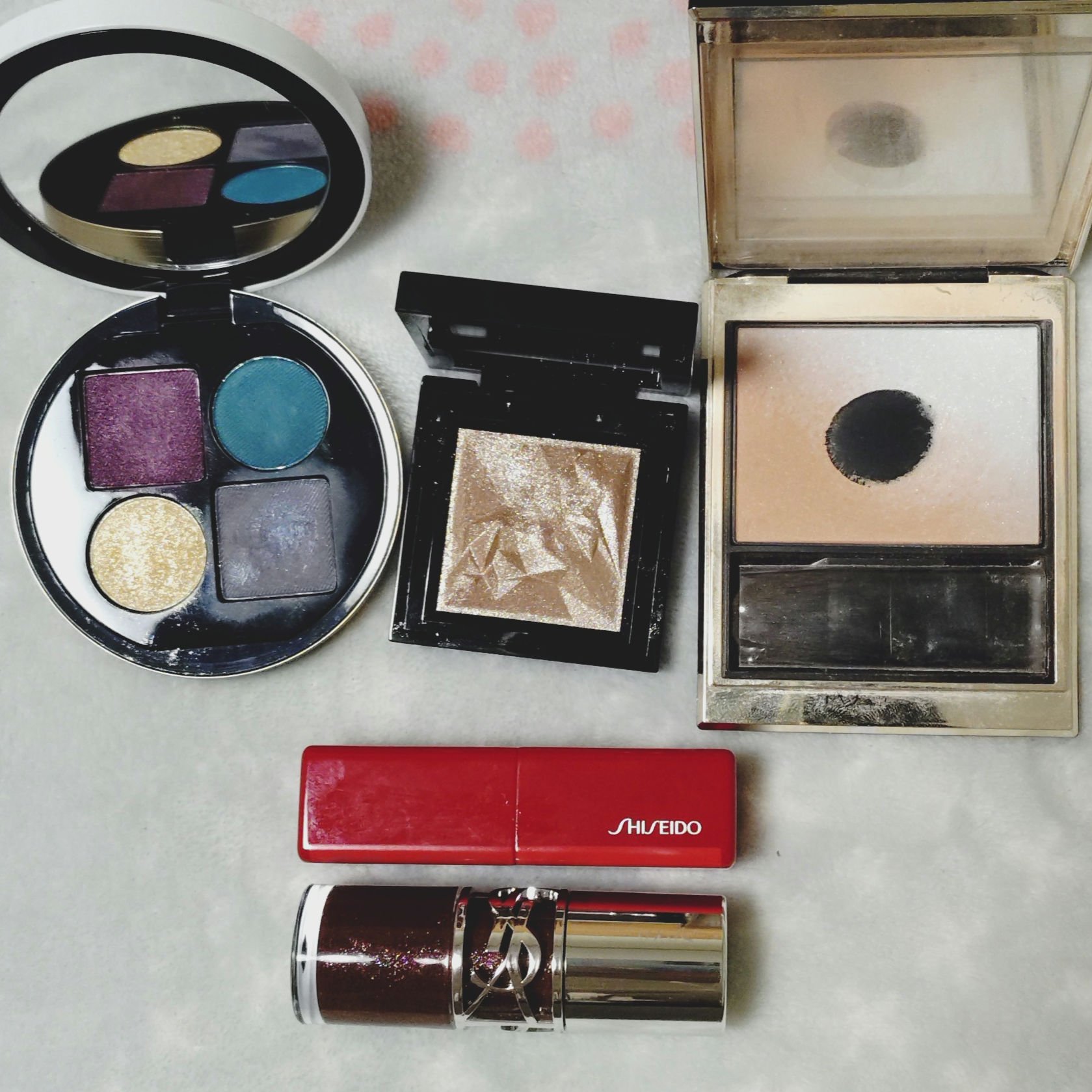 ■日曜日のメイク


Xの仲良しさんたちと新年会でした🥹
アイシャドウはお気に入りのオンブル ドゥ エルメス パレット クワテュール、12オンブル・オプティック。
右下をアイホール全体に、左上を二重幅に、右上を目尻に。
黒目の上と下まぶた