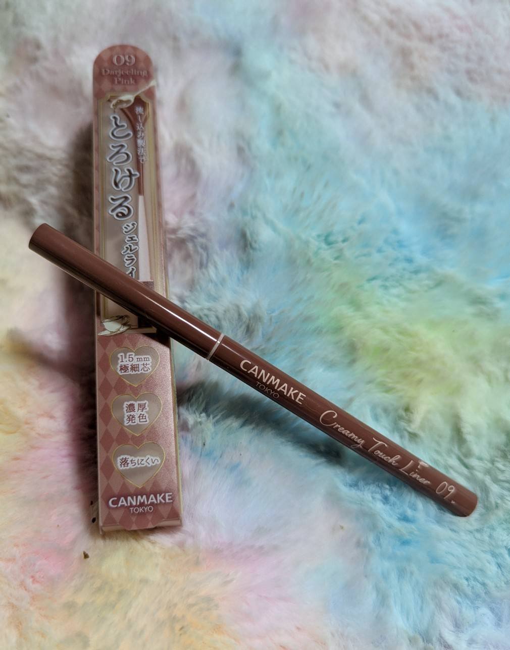 大人気のダージリンピンク。なんでそんなに人気なのか気になって試したくなりました。

なるほど〜粘膜埋めに涙袋のライン、普通にアイラインと使い勝手のよい色味なんですね〜

ピンクより黄み寄りな感じも使いやすさの秘密かもです。

みんながいいと