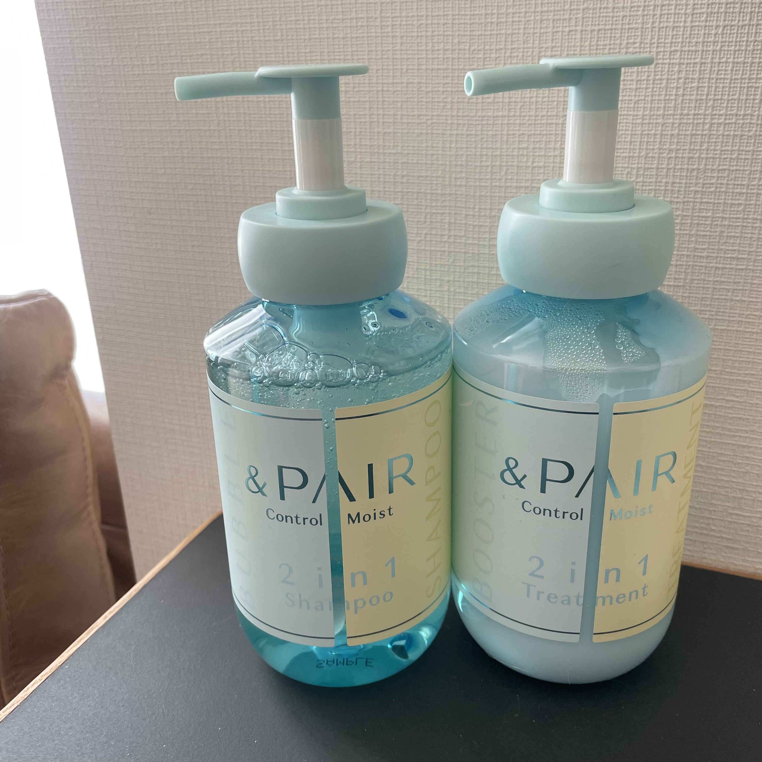 シャンプーは最初に振って、バブルを発生させて使うのが珍しい。化粧水とかは見たことあるけど、シャンプーは初めて見た！
アイドルみたいな水色と、甘い炭酸ソーダみたいな香りもかわいくて◎
