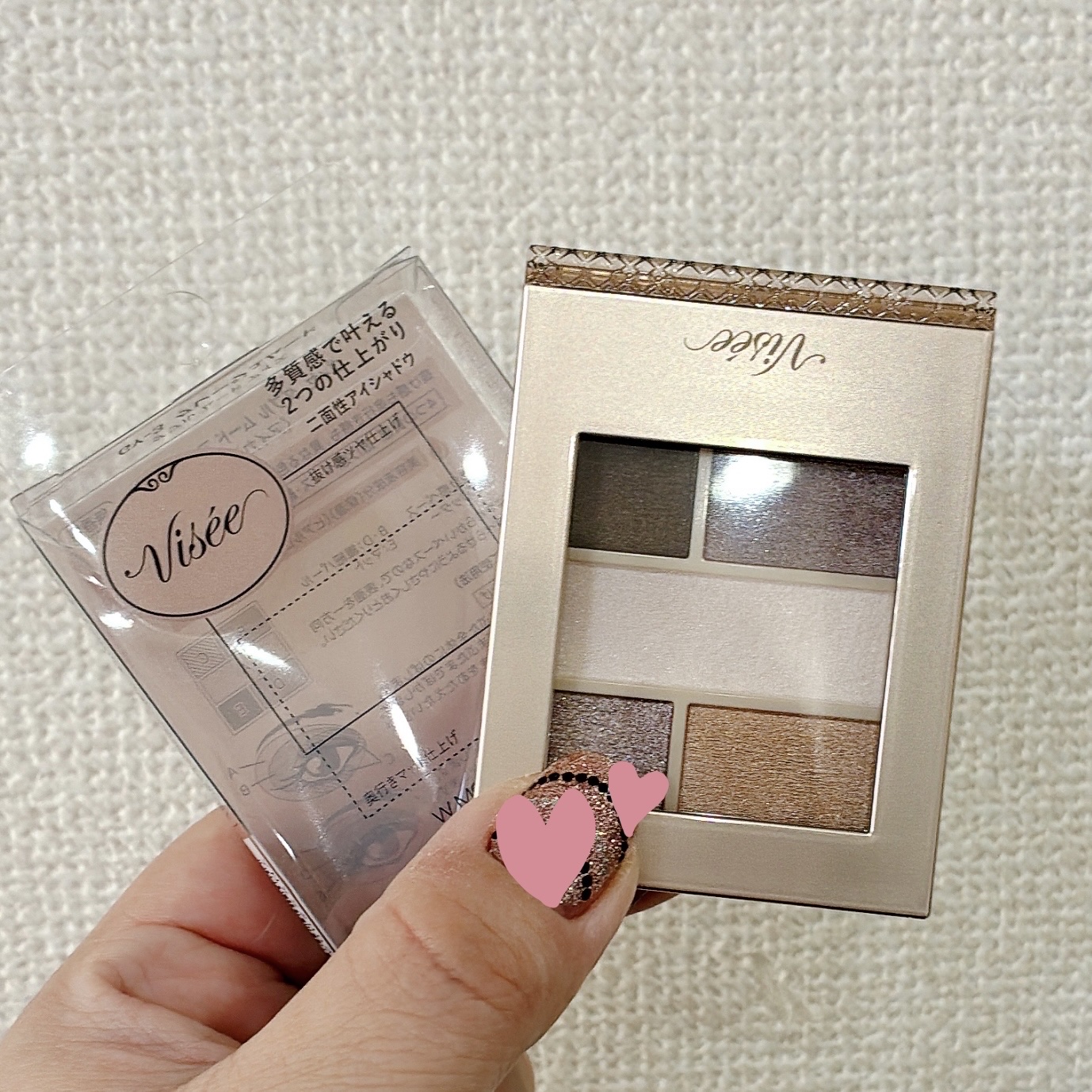 抜け感も奥行きも作れるシャドウパレット✨

Visée
ダブル ムード アイズ
GY-3 グレージュムード

真ん中の淡いベージュは透け感ベースなので
はじめに全体になじませます。

抜け感ツヤ仕上げにしたいときは
上2つのカラーで軽やかな