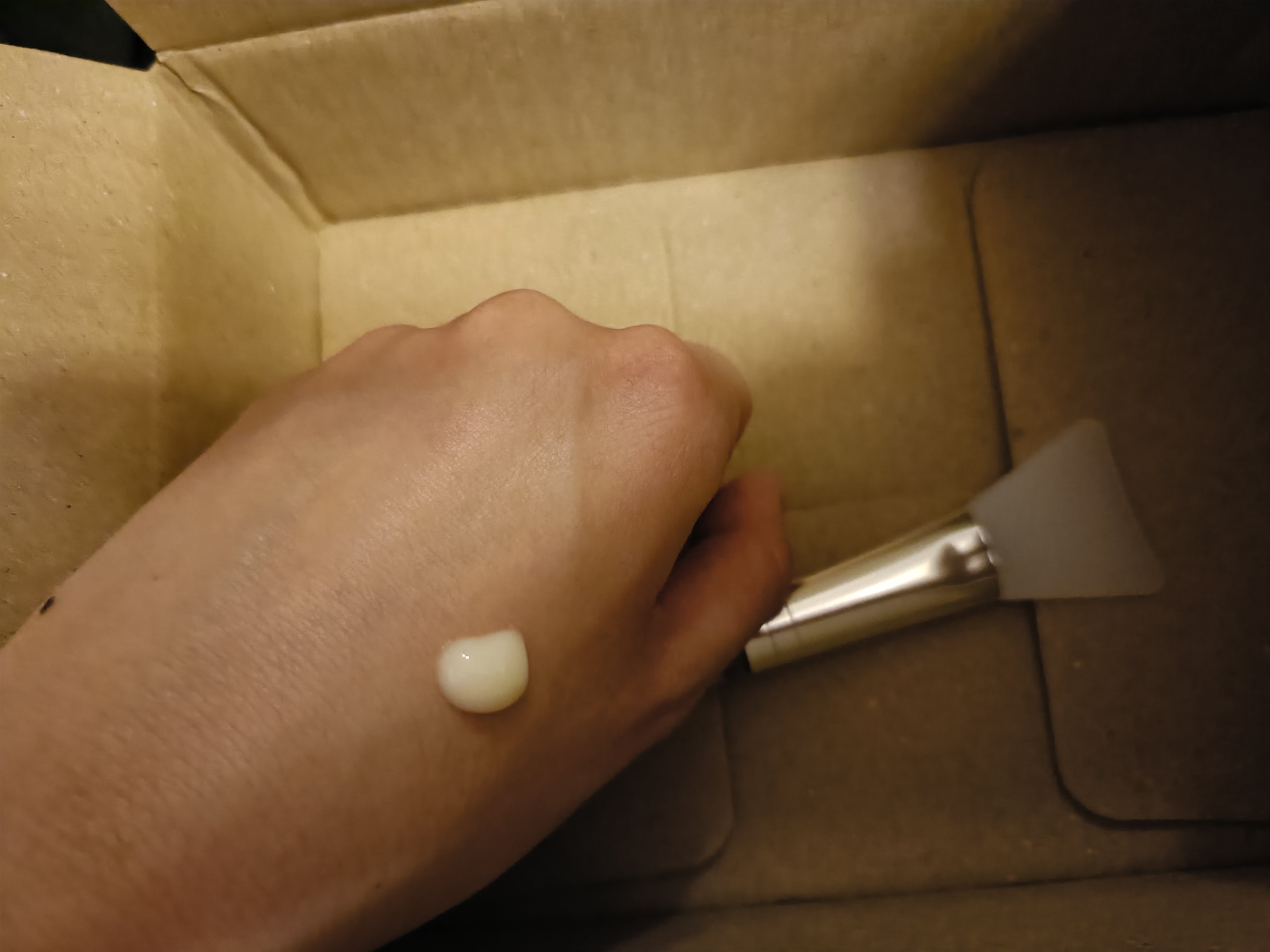 30-40分くらい待ってから剥がすと綺麗に剥がれました👍️シミが取れると言う事で購入しましたが、それだけでなく肌が白くなり肌の潤いも増えたので良かったです！個人的に香りもとても気に入りました(^^)❤