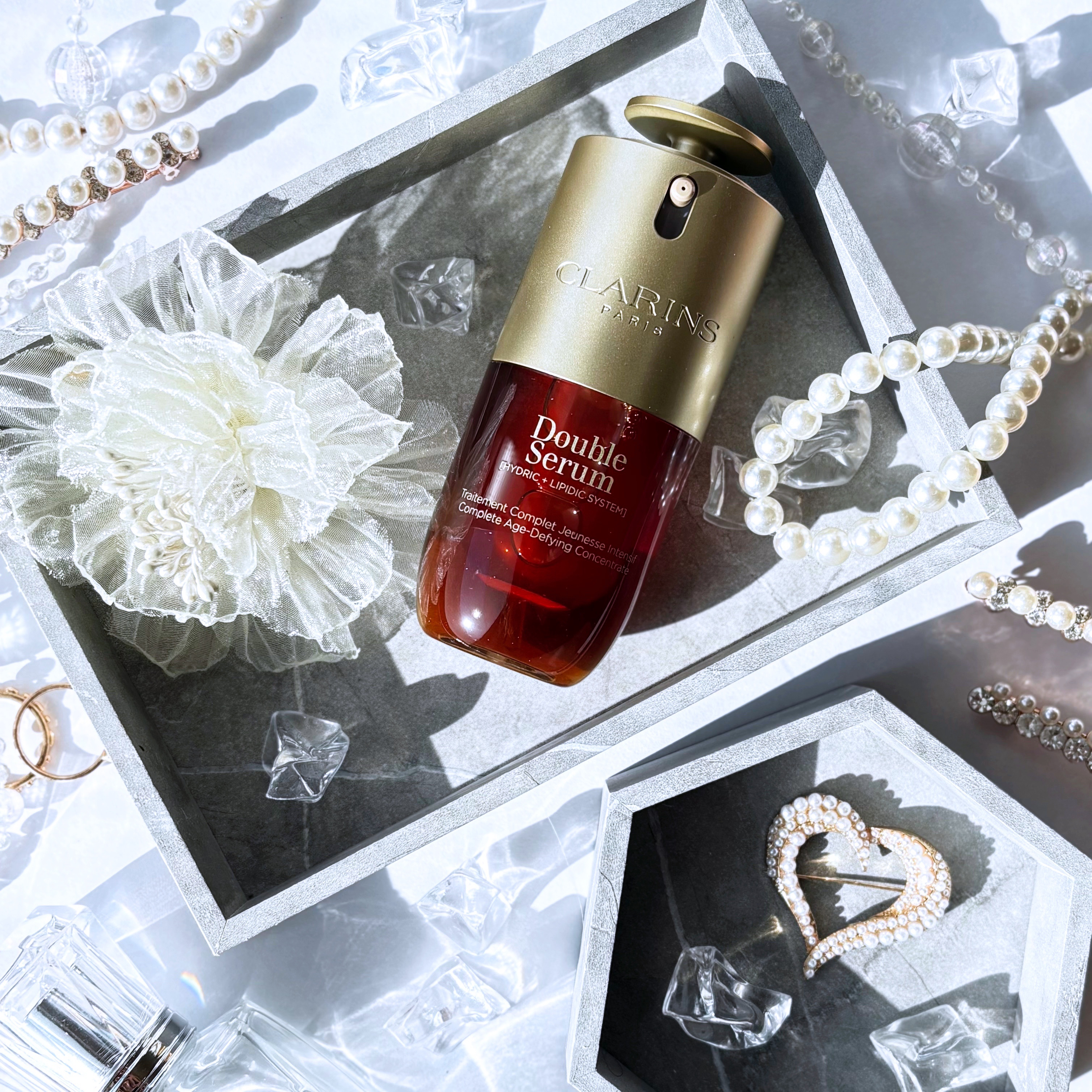 大人気&40周年のロングセラー👑

クラランスの美容液
ダブル セーラム ADCを使い切った感想✨

ダブル セーラムって正直ちょっと重ためなイメージがあったけど、本当に軽くてびっくり。

2層なのにベタつかなくて、肌にのせた瞬間すっとな