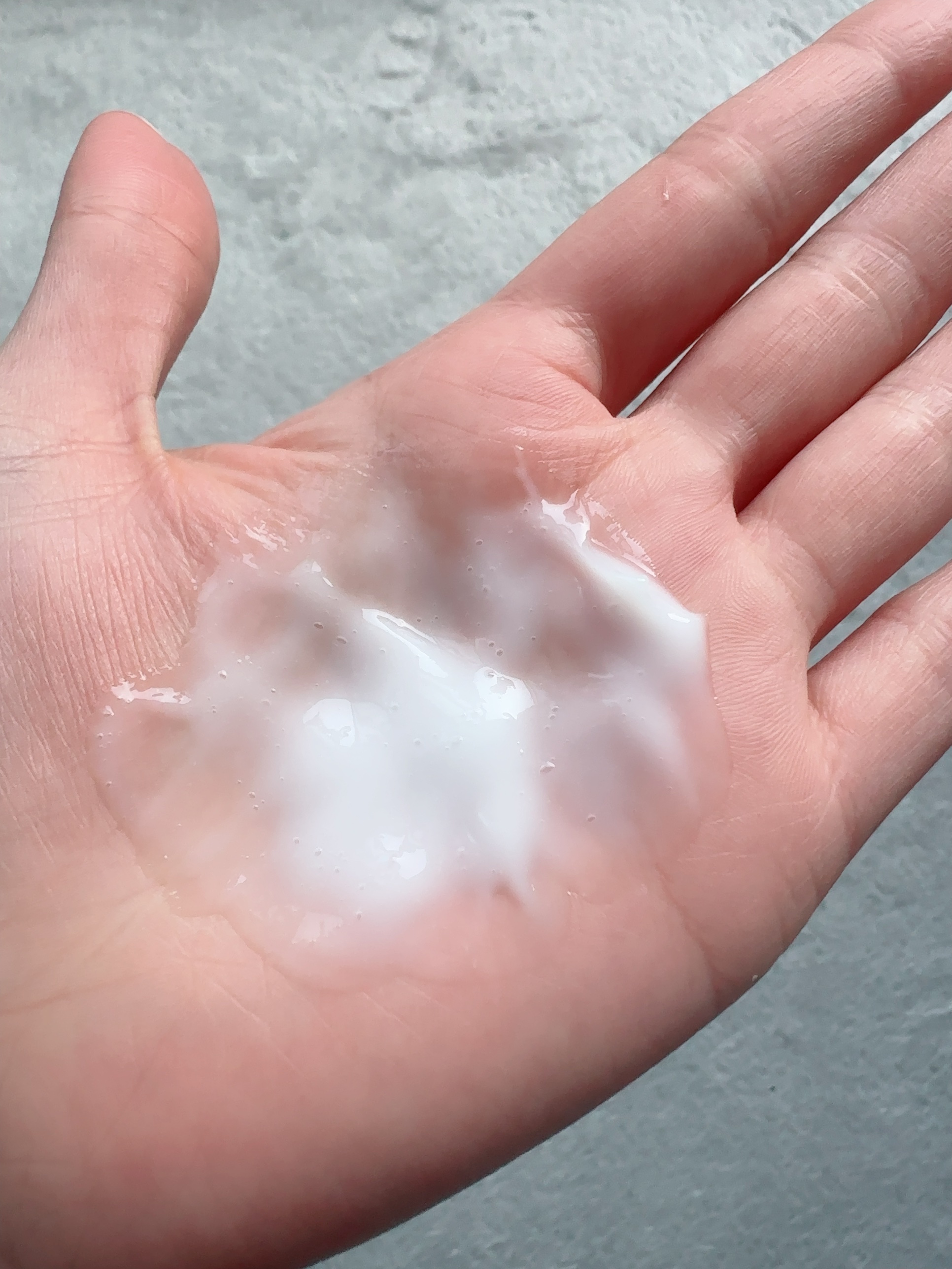 hiritu ヒリツ　バランスリペアヘアミルク　モイストのクチコミ「うるおい成分が配合されていて、
髪の内部から補修して整え、
指通りのいい髪に仕上げてくれる🛀
.....」（3枚目）