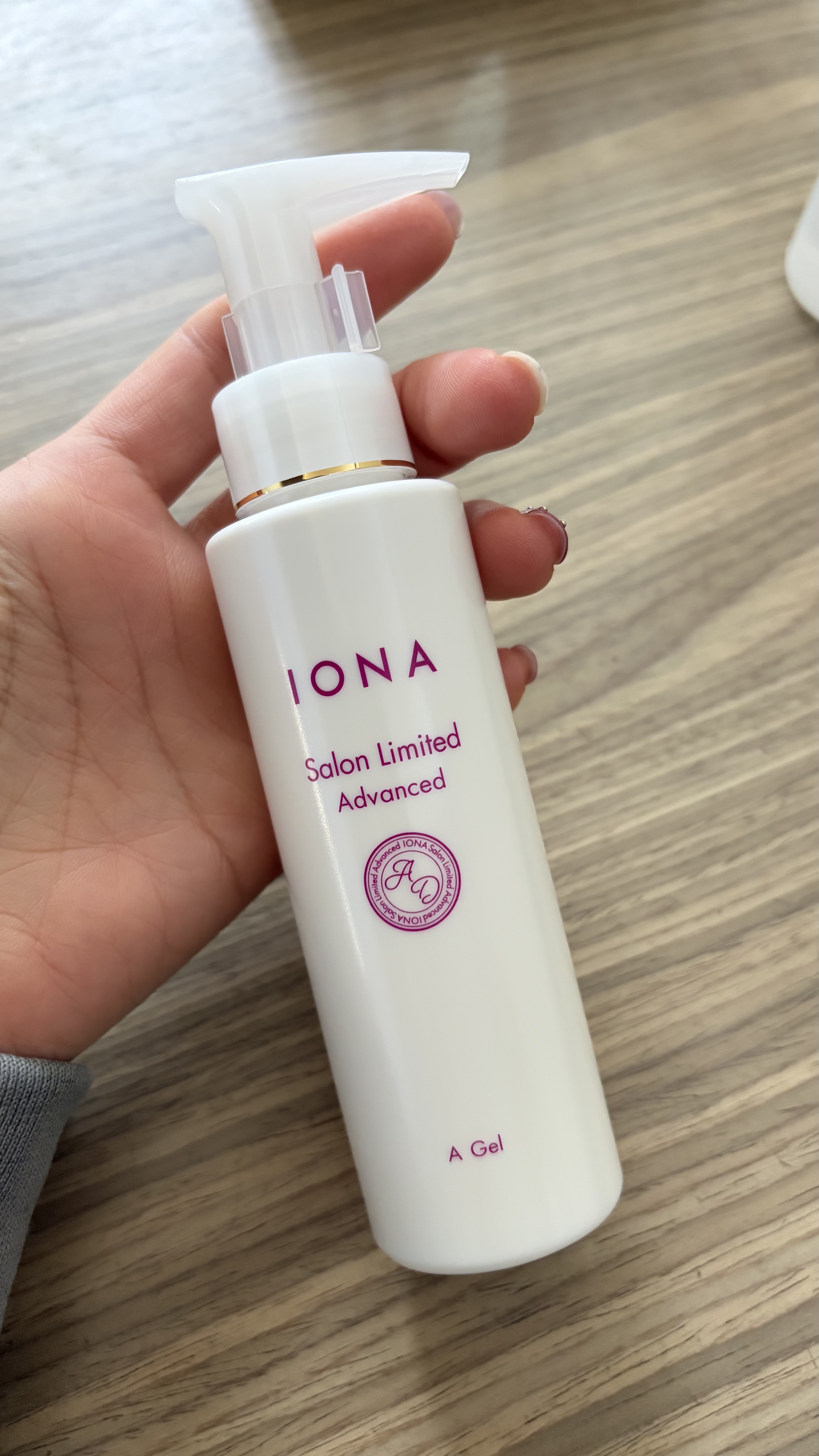 イオナ サロンリミテッド アドバンスド A ジェルのクチコミ「ジェルと書いてましたが、手に取ると乳液の質感！
オールインワンは夏用冬用と分けたくなる質感が多.....」（1枚目）