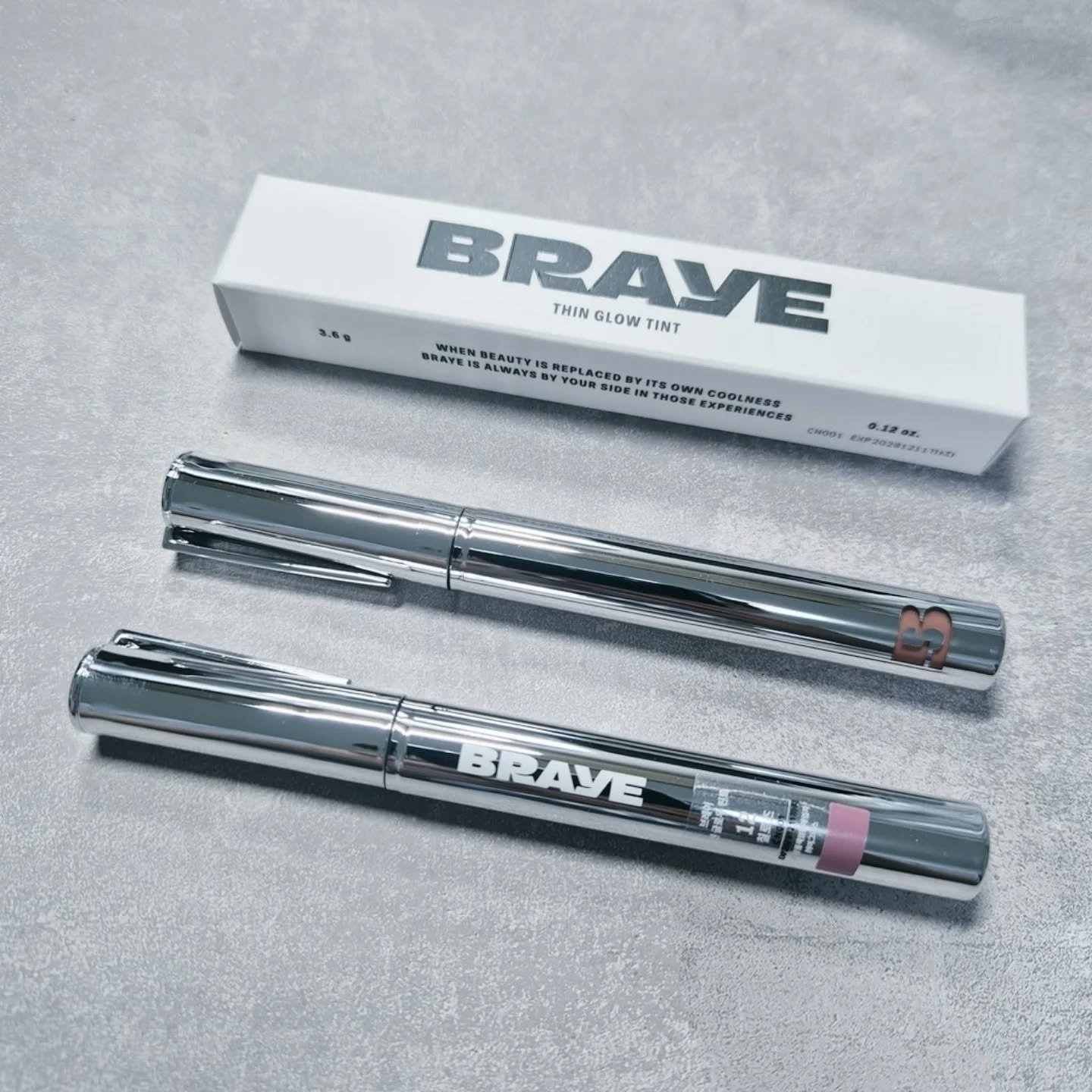 #飲み会リップ でお馴染みの #ブレイ #シングロウティント に新色登場！約1万人の消費者投票で決まったイエベ向け／ブルべ向けの新色が、明日1/15(木)12:00〜日本先行販売！🥳💫⁡
⁡
塗りたての艶感がすごくかわいくて、しっかり着