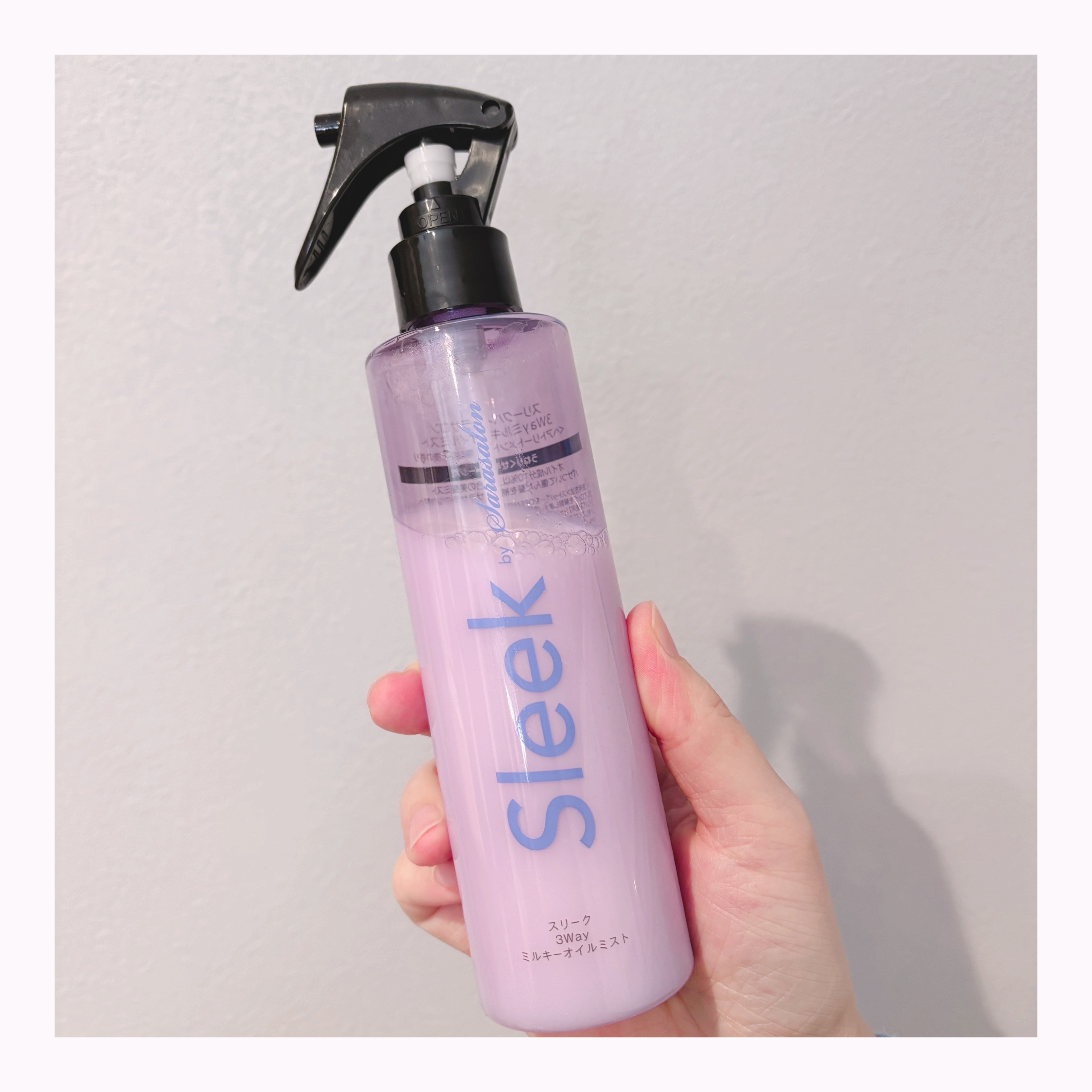 【パサパサ髪卒業。寝る前のミストで「サラ艶髪」貯金！】


髪の広がりやパサつきが気になる人におすすめ🌟

スリークの3Wayミルキーオイルミストが優秀すぎて感動した。
🌙 「静かな月夜の香り」がエモすぎる…
寝る前にシュッとするだけで