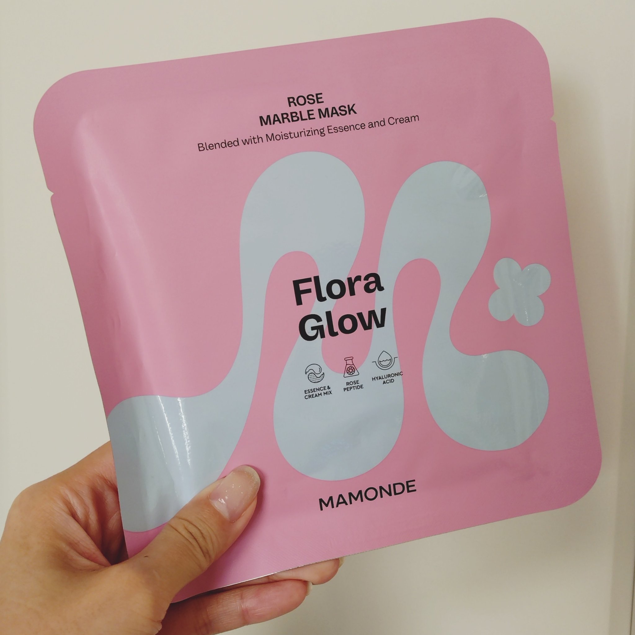 ■Mamonde
ローズマーブルマスク


上下セパレートタイプのゲルマスク。
化粧水で整えた肌に使います。
ピーチ系のピンク色。
ほんのりバラの香りがします。
個人的には結構好みで、癒しのスキンケアタイムだった🥰
好き嫌いは分かれる香り