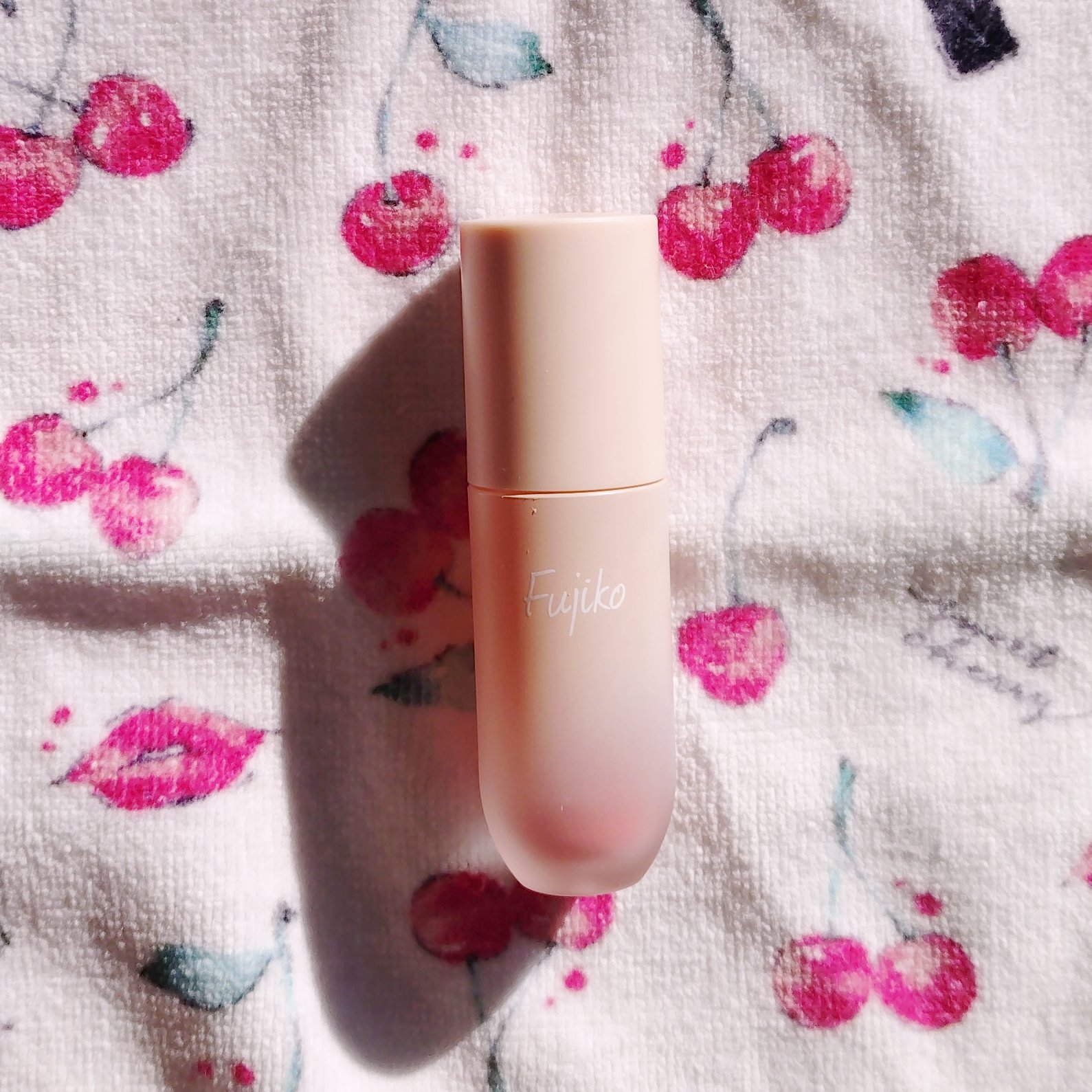 Fujiko
⽔彩チーク
02　マイラブリーピンク

Fujikoのプレキャンでいただきました。
濃くなりすぎないので、リキッドチーク初心者の私にも使いやすい💞
もちろん濃い目に付けることもできます。

これ単体でもいいし、パウダーチーク