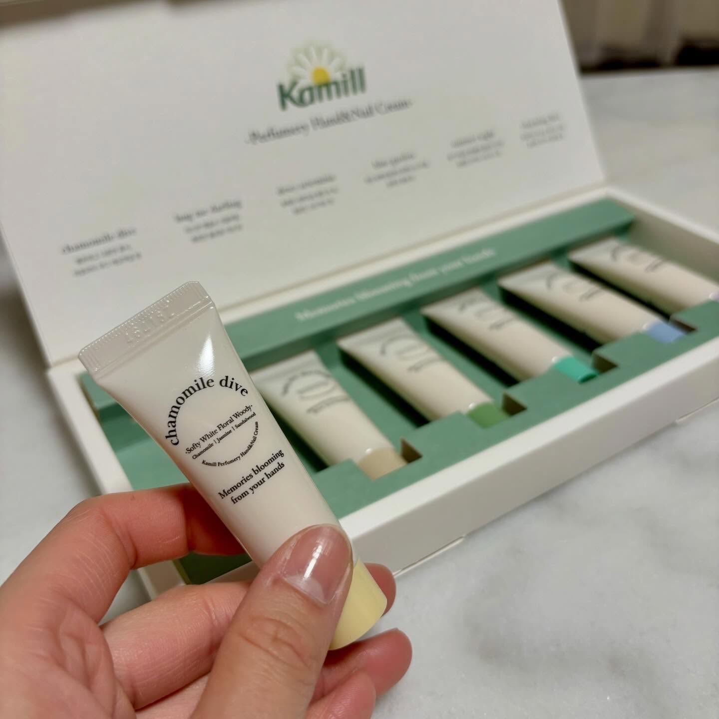 パフューマリー ハンド＆ネイルクリーム デューイアルテミシア 50ml/カミール/ハンドクリームを使ったクチコミ（2枚目）