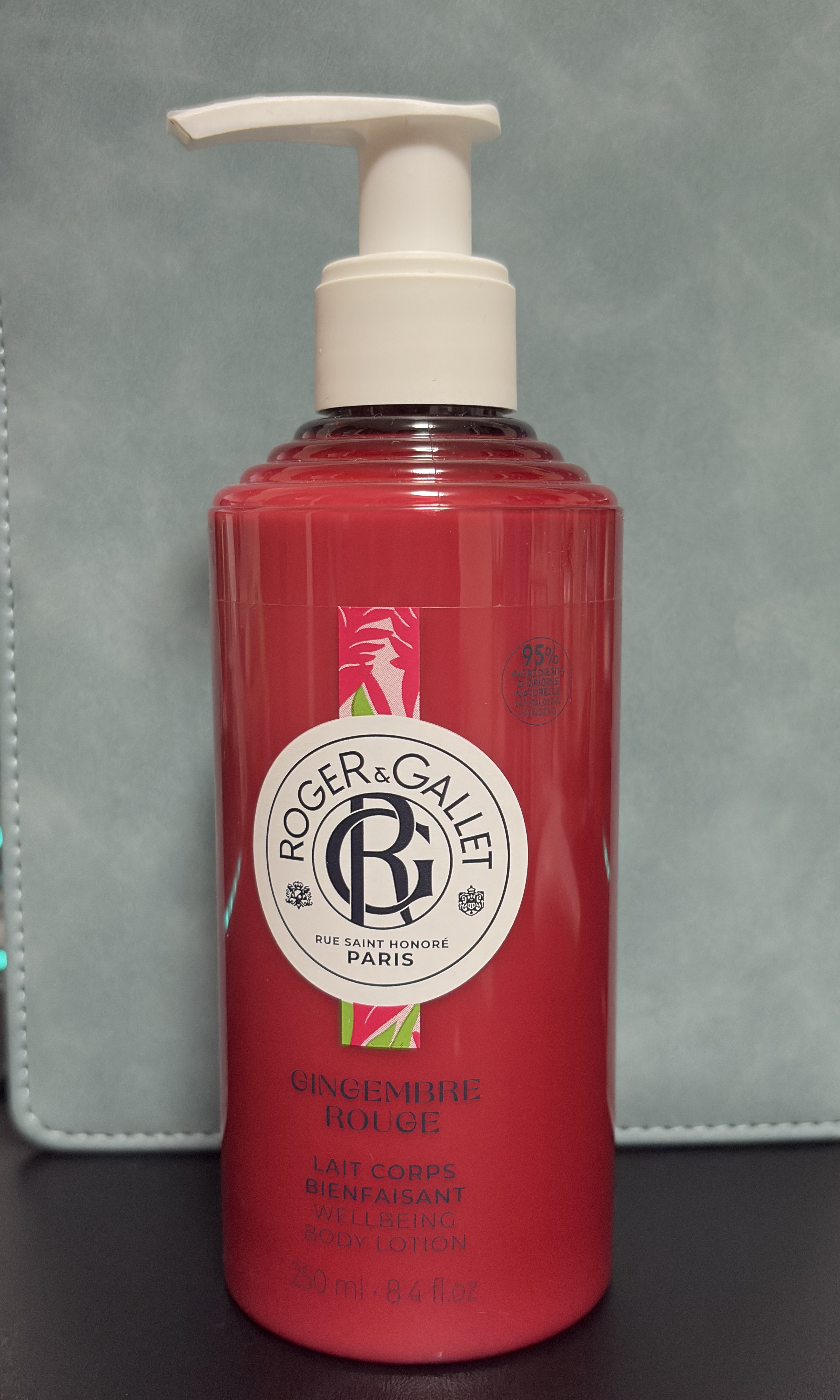 ★ロジェ・ガレ レ コール ジンジャールージュ

お気に入りだったボディローションがなくなり、終盤で手に入らないお品物なので今回新しく買ったこちらのボディミルク。

シアバターをたっぷり配合し、軽いテクスチャーで、長時間肌の潤いを保ってくれ