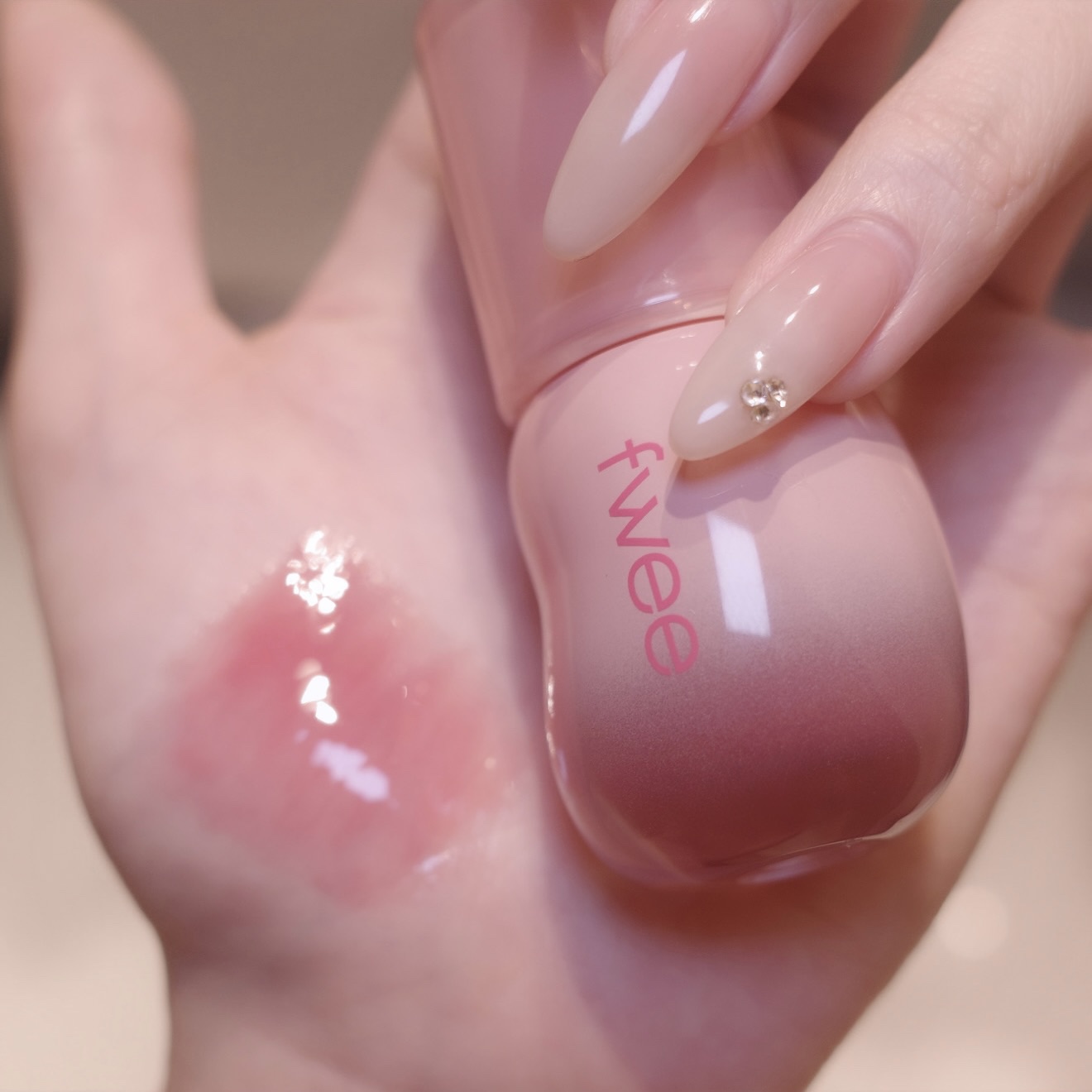 フィー 3Dボリューミンググロス B16 ローズヒップ 70％/fwee/リップグロスを使ったクチコミ（1枚目）