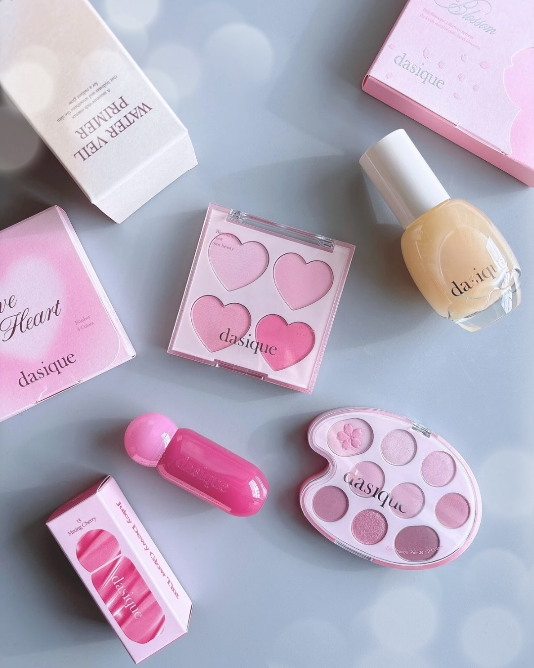 2025年
今年一年いちばん愛された
dasiqueのベストコスメが詰まったセット🩷

セット内容はこちら👇

✔︎ シャドウパレット
31 ラブブロッサム
→ ふんわりとした発色のピンク系アイシャドウパレット。
重ねても濁りにくく、や