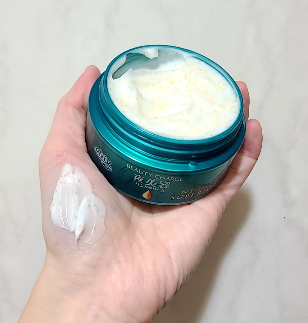 アトリックス
▷ビューティーチャージ ナイトスペリア

ハンドクリームは年中使っているけど
夜用特化が欲しくて購入🪄
美容成分がぎゅっと詰まったカプセルが入っていて
馴染ませるうちにカプセルが弾けるよ🌟
こっくりめのテクスチャで
うるお